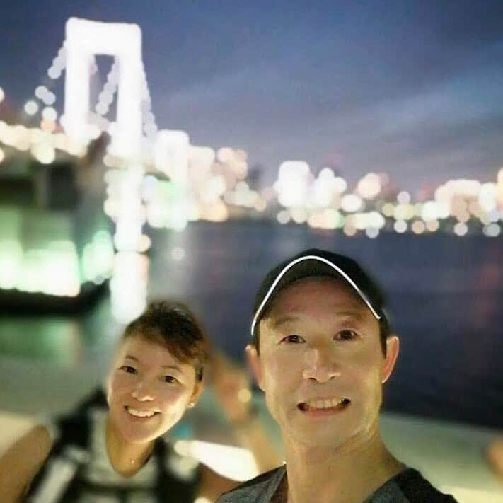 run+さんのインスタグラム写真 - (run+Instagram)「会社からそのまま走って #カラダ大学ランニング部［虹色ナイトランニング］に参加させて頂きました！  品川ランキューブから #レインボーブリッジ へ お台場のフォトスポットを巡りながらRUN♪ 写真はしらぴょん @shirapyon2 が撮って下さった写真 なんて美しい😍😍😍 ・ ・ @tajee_nomyathlete レインボーブリッジの輝きが最高のランでした―✨8月楽しみにしてますー。そちらは🍻もご一緒させて下さい―♪ @h_h.ii 頸椎大丈夫ですか💦？ご無理なさらずに…治ったらお揃いタンクで❤ @ohashitoru 令和T似合ってましたー✨ ・ #カラダ大学 #レインボーブリッジラン ・ #街ラン #街RUN #ゆるラン  #ランニング #マラソン #ラン #RUN #RUNNING #RUNNER #cityrun #Runday #街ランの楽しみ方 #RunLovesLife」6月30日 9時57分 - runplus