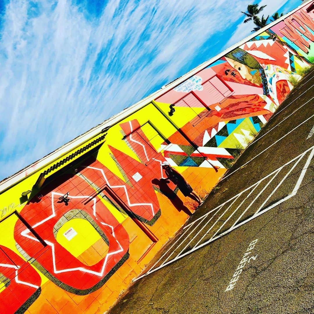 のインスタグラム：「ウォールアートの象徴 カカアコ地区…すごい事になってます♡#love #art #colors #wallart #kakaako #hawaii #actor #actorslife #shooting #マイケル富岡 #タレント #俳優 #撮影 #ocean #beach #resort #paradise #surfing #boardriders」