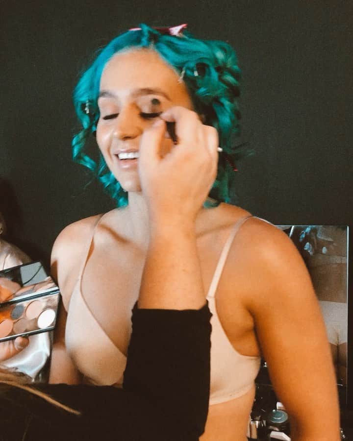 シェパードのインスタグラム：「Proud to announce our next single ‘Kiss My Fat Ass’ 🍑 the single is about celebrating individuality in all shapes and sizes 〰️ “We’re all made in a peculiar way!” #kissmyfatass #sheppard #music #newsingle #kmfa」