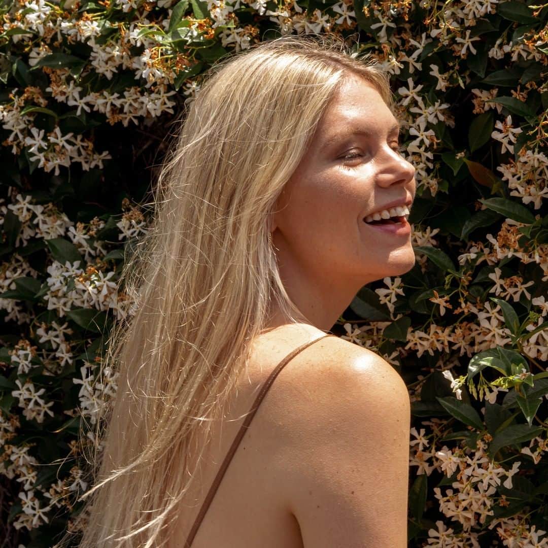 Chrissy Blairのインスタグラム：「Heres to the weekend... a great time to get outside. I've been trying to spend more time in the sun to get my vitamin D levels back up. A deficiency in vitamin D can be a cause of thyroid issues, which I found out I had last year. It's so crazy how much time I've been spending inside working and not remembering to make time for sunlight! What do you guys do to make sure your levels are good? They say the rule of thumb is at least 20 minutes a day in the sun!」