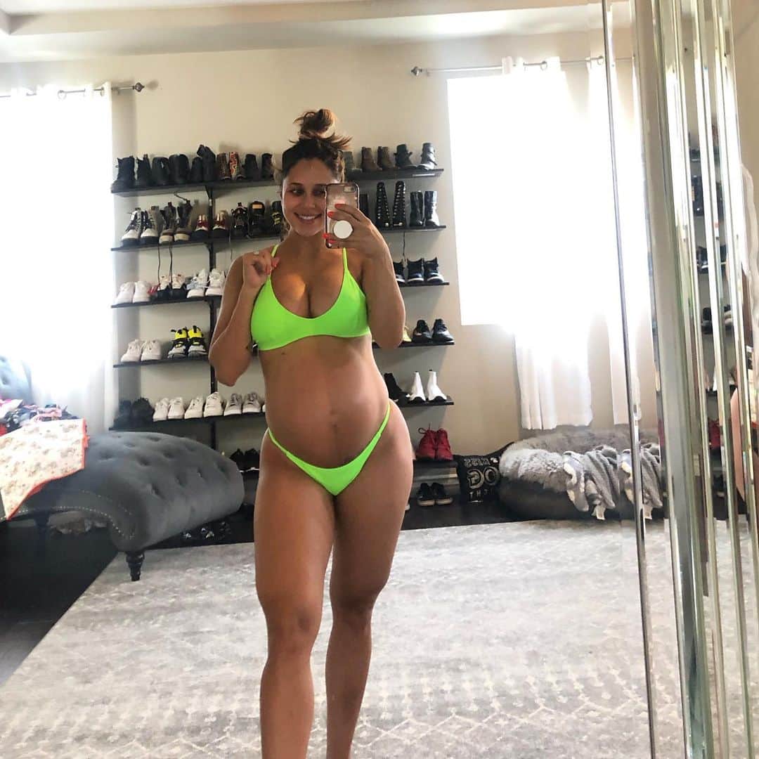 Tianna Gregoryさんのインスタグラム写真 - (Tianna GregoryInstagram)「💧 about 9 weeks left 👶」6月30日 10時03分 - tiannag