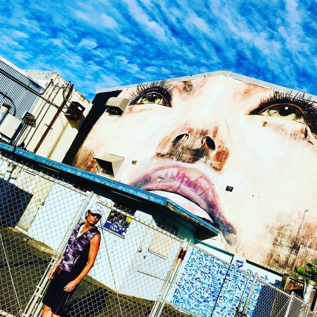 のインスタグラム：「ウォールアートの象徴 カカアコ地区…すごい事になってます♡#love #art #colors #wallart #kakaako #hawaii #actor #actorslife #shooting #マイケル富岡 #タレント #俳優 #撮影 #ocean #beach #resort #paradise #surfing #boardriders」