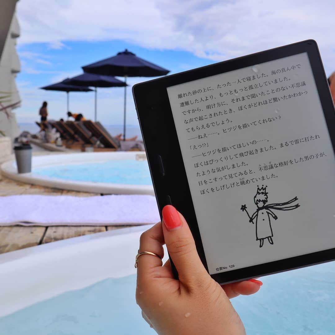 Hairmake Shinoさんのインスタグラム写真 - (Hairmake ShinoInstagram)「🍃🍃🍃 ． 忙しい毎日から解放され、ゆっくりとした自分の時間を💓 ． 読書を通じて “ココロの休息“や”教養を高める“ ． ． 新しく発売されるAmazonの電子書籍リーダー『Kindle Oasis』と共に 大磯プリンスホテルのspaでの癒し時間を堪能してきました😊 ． ． 新型の『Kindle Oasis』は 防水なのでお風呂やプールでも🆗 フロントライトを搭載しているので、その時の明るさに合わせてディスプレイの色味を調整してくれるから場所を気にせず楽しめました🙌🙌 ． 携帯でも見れるけど、メールやLINEが気になったり充電や電波状況で左右されるからこれは本が好きな方にはホントにおすすめ(^^) ． ． 更に紙の本には無い機能として ☑️文字タイプ、サイズ、太さを簡単調整！ ☑️ハイライト、辞書、翻訳機能 ☑️Wikipedia検索 ． 気になったことを直ぐに調べられたり、読みたかった洋書もスムーズに楽しめる機能があることも魅力的でした💓 ． 小型&軽量で充電も一度したら数週間もつそうなので、旅の途中でも楽しめそう✈️👜 ． ． #PR  #kindle #kindleoasis #kindlepaperwhite #amazon #読書好きな人と繋がりたい#読書#癒しの空間#プール #旅スタグラム#旅好き女子 #daily_photo_japan #visitjapan #japan_daytime_view  #japan_vacations#lovers_nippon #best_of_japan #igersphotography #myworldinonepicture #girlstrip #sns映え #ファインダー越しの私の世界#女子旅」6月30日 10時06分 - hairmakeshino