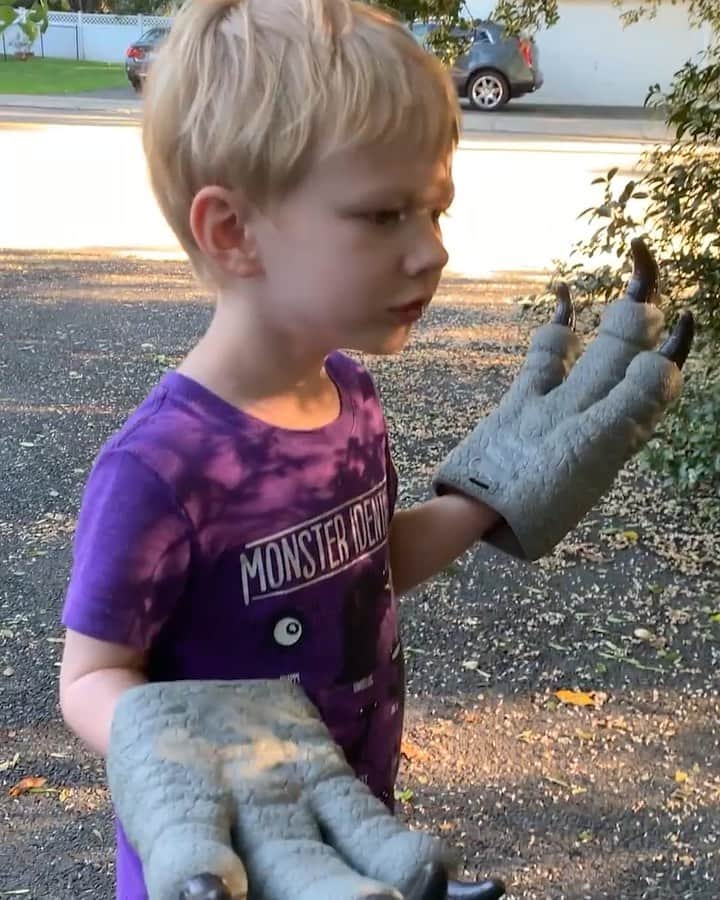タラ・リンのインスタグラム：「Existential ruminations of a three year old #savethebees」