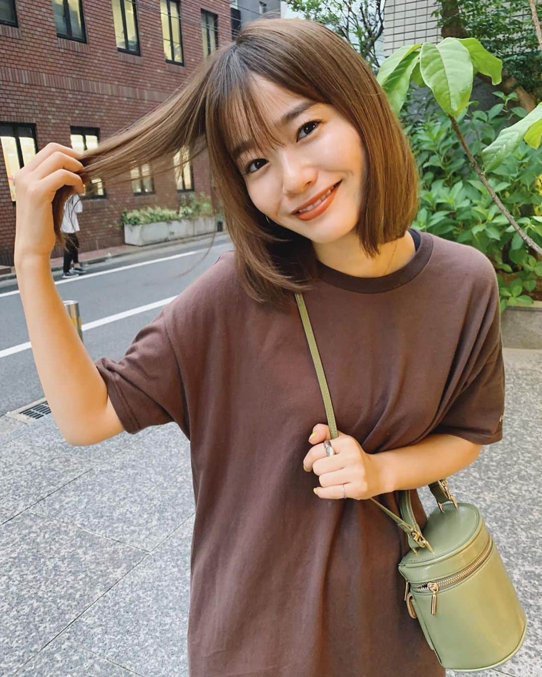 猪鼻ちひろのインスタグラム：「スキンケアに次いでシャンプーの質問も多かったりするのですが、お風呂場にはお気に入りのシャンプーを何種類か置いている派。﻿ ﻿ ﻿ ﻿ その日の気分や髪の毛の状態に合わせて使い分けるのですが、前にも使ったことがある(紹介したことあったかな？)ダイアンボヌールのシャンプー🌼 ﻿ 柑橘系の香りが爽やかでいいのと、今の時期乾燥でゴワつきやすい髪が抑えられるのがいい🍊﻿ ﻿ 髪の毛は今このままか切るか、めちゃ悩んで昨日ストーリーにアップしてみたのだけど、みんなからの回答みてるの楽しいよー！ ありがとう🥺🙏🏻 ショート派も今の髪型派も半分くらいかも🙊﻿ ﻿髪の毛は洗いたてでセットしないとこんな感じです！﻿ #ちひろの美容 #ダイアンボヌール ﻿#ファーミングシャンプー#オレンジフラワー ﻿#数量限定 #クリアポーチ ﻿#トラベルポーチ﻿#sponsored ﻿#dianebonheur ﻿#shampoo」