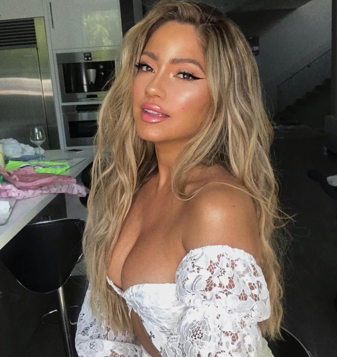 ジェシカ・バーチアーガのインスタグラム：「Makeup by @marinadawngarcia using  Foundation: @lorealmakeup infallible 24 hour Concealer: @tartecosmetics  Bronzer: @fentybeauty ”Bajan Gyal” Highlight: @doseofcolors Fuego & @beccacosmetics shimmering skin perfecter  Lashes: @ardellbeauty trio lashes and medium individuals  Blush: @narsissist orgasm  Lips: @maccosmetics soar lipliner and @lancomeofficial gloss 319  Hair I let air dry naturally then touched up w a wand 🐱💕 Top: @prettylittlething」