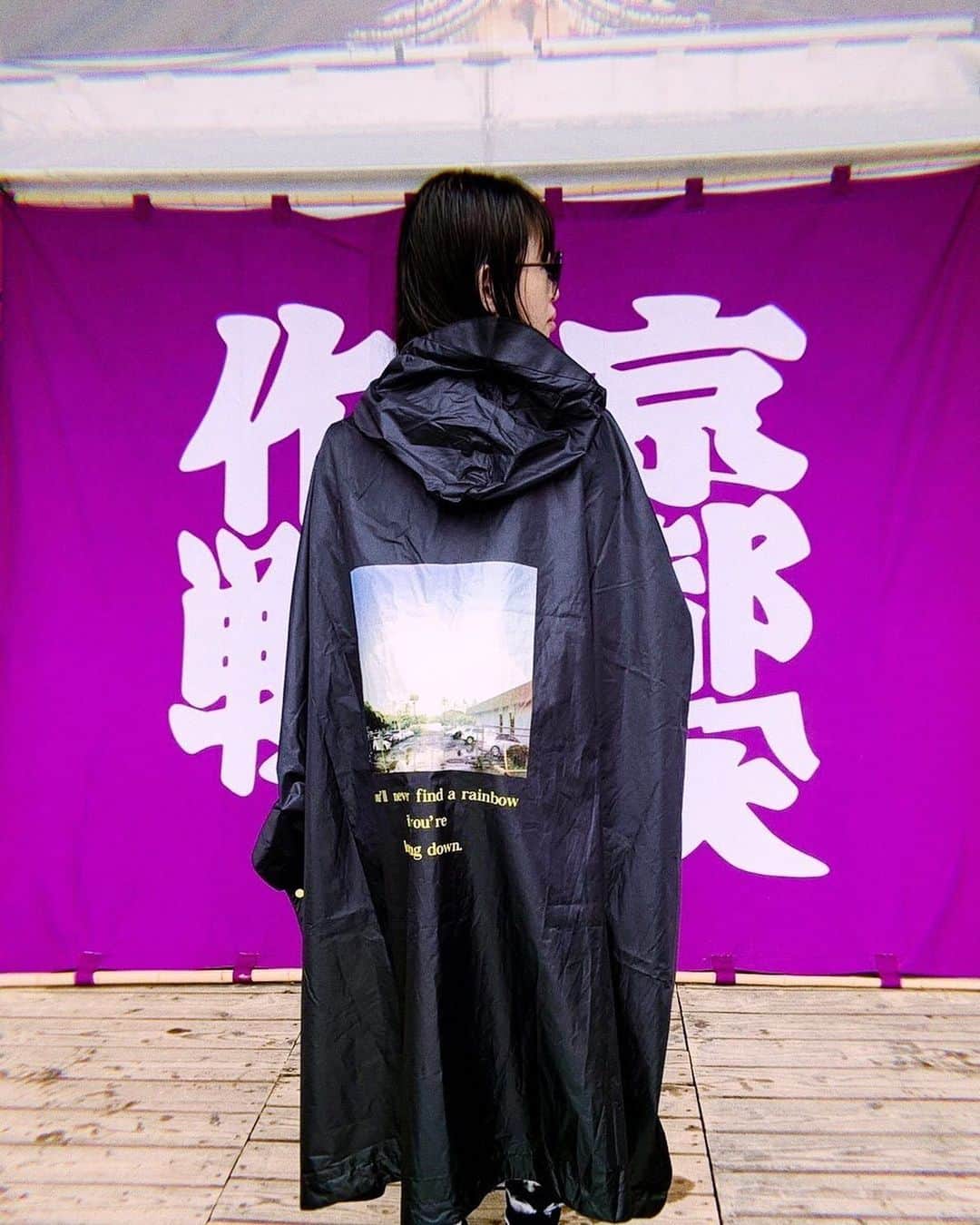 有泉智子さんのインスタグラム写真 - (有泉智子Instagram)「京都大作戦Day2。 雨！だけど開催できれば全然よい！ ・ ちなみにこれ、去年発売されたMEGUMIさんデザインのLOGOSポンチョ。機能性高くて可愛いポンチョずっと探しててやっと出会えた感 ・ 会場のみなさん、雨のシチュエーション含めて楽しみましょ」6月30日 10時35分 - tomoko_ary