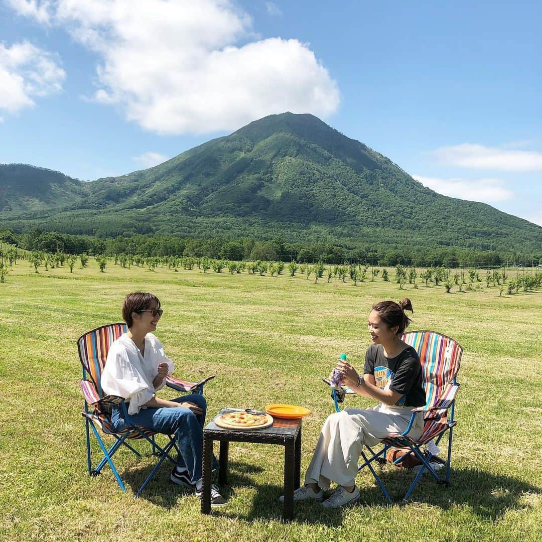 石田一帆さんのインスタグラム写真 - (石田一帆Instagram)「. 北海道グルメ🐄💭 全てルスツリゾートでいただきました♡ . 1.2枚目 朝の競りで仕入れた新鮮なお魚を使った 海鮮たっぷりの和食ランチ。なんと贅沢な🤤 特に北寄貝と毛蟹が絶品でした♡ . 3〜5枚目 北海道食材をふんだんに使ったBBQ。 焼き野菜やサラダ、ラムやエゾ鹿など たっぷりといただきました☺️ ホテル特製のオニオンドレッシングに病み付き。 . 6〜9枚目 ルスツファームにてピクニックランチ。 アスパラを採って(初体験…！)その場でピザ作り。 アスパラもズッキーニもみずみずしくて トマトもものすごく甘くておいしかった🍕 . 10枚目 ルスツリゾート内のレストランアトリウムでの 夕飯はビュッフェスタイルでなんといくらが ボールにどーん。食べ放題なんです…！ 野菜と蟹のしゃぶしゃぶもオススメ🥺💭 食べることに集中してしまい写真ない、、笑 . とこんな感じで たっぷりと地元ご飯を味わいました♡ . 北海道滞在中は温泉にたくさん入ったり サプライズでヘリコプター体験をさせてもらったり たくさん楽しませていただきました☺️🌿 . 自然とおいしいご飯の力ってすごい。 またがんばろう。そう思えた旅でした🐄💭 . @westin @westinrusutsu #ik_travel#ik_hokkaido#hokkaidogourmet#hokkaido#hokkaidotrip#westin#westinrusutsu#rusutsu#trip#travel#resort#ウェスティン#ウェスティンルスツリゾート#ルスツ#北海道グルメ#北海道ホテル#北海道旅行#北海道#留寿都#旅行」6月30日 10時27分 - ishidakazuho