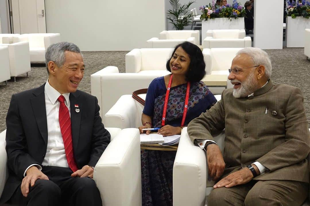 リー・シェンロンさんのインスタグラム写真 - (リー・シェンロンInstagram)「Held good meetings with PM @narendramodi 🇮🇳, @minpres Mark Rutte 🇳🇱 & President @jairmessiasbolsonaro 🇧🇷 on the sidelines of @g20org.  #G20Japan concluded with countries agreeing on a joint communique. While this was a positive outcome, it did not reflect significant progress tackling the difficult problems before us. I hope the discussions have allowed us to at least better understand one another, so that we can work towards a broader consensus in the future.  Also glad trade talks between US and China are resuming. I hope both countries will reach a deeper understanding and accommodation of each other’s positions.  In this period of global economic uncertainty, Singapore must continue to work with like-minded countries to promote free and fair trade, and collaborate in new areas.  Heading home now! – LHL  #G20 #G20大阪サミット – ([1] PMO Photo; [2-3] MCI Photos by Chwee)」6月30日 10時28分 - leehsienloong