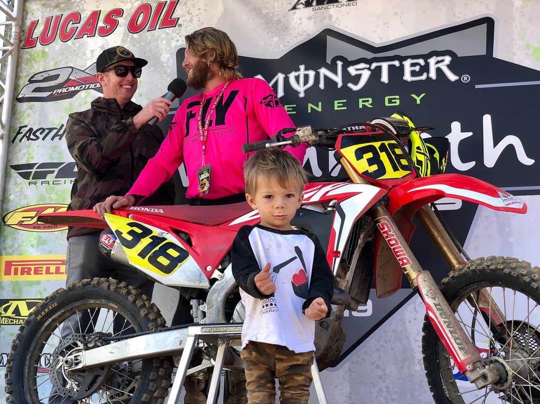 Honda Powersports USさんのインスタグラム写真 - (Honda Powersports USInstagram)「Our very own Benny Breck wins the 1st moto in the 25+ class at Mammoth ✊🏿🏆」6月30日 10時31分 - honda_powersports_us