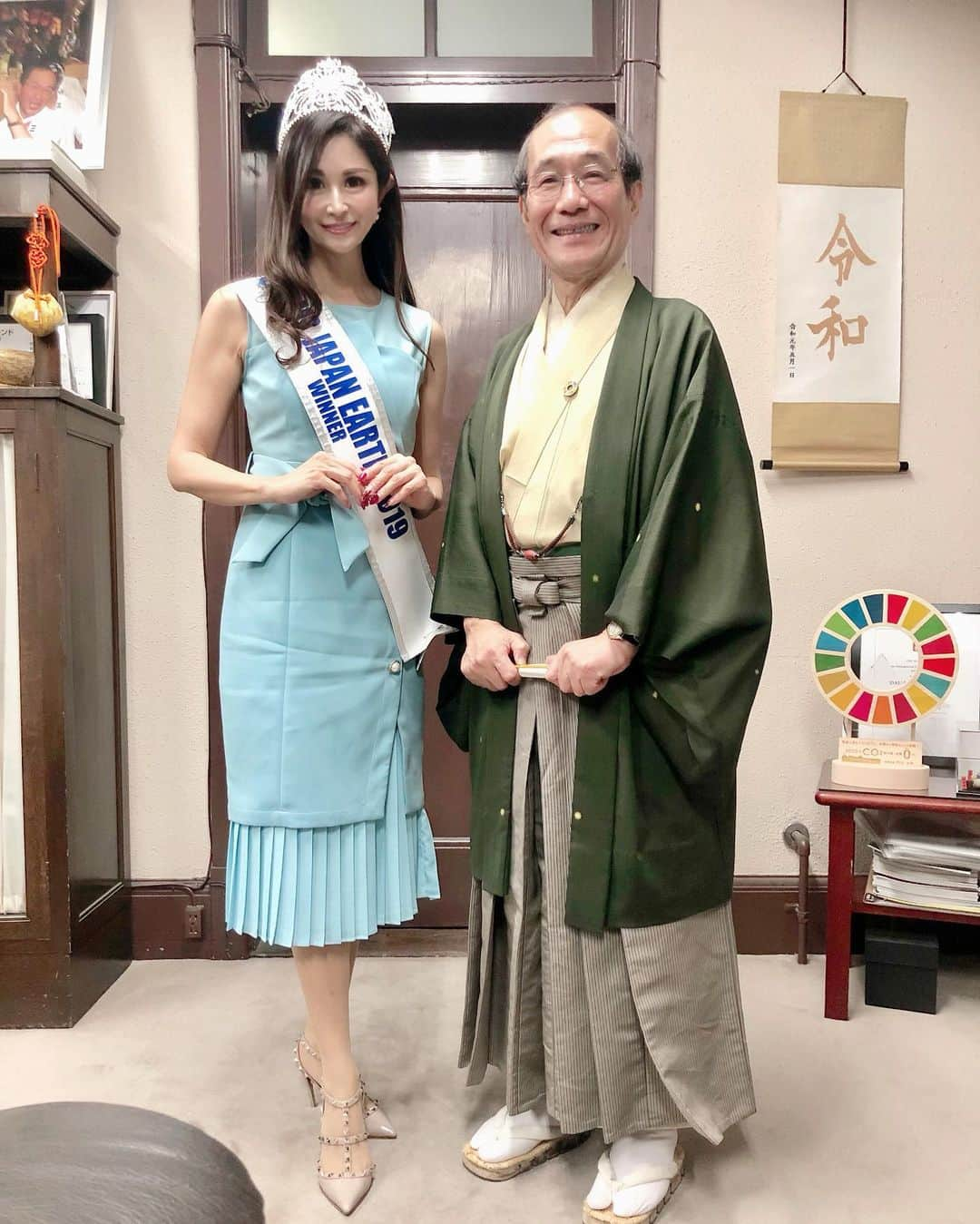 越野矢素子さんのインスタグラム写真 - (越野矢素子Instagram)「京都の門川大作市長様に表敬訪問させて頂きました。  ミセスミズアースJAPAN日本代表として7月にラスベガスで行われる世界大会で京都が抱えるオーバーツーリズム問題の１つであるゴミ問題などの環境問題についてスピーチをしてくる事をご報告させて頂きました。  京都だけでなく世界的にも問題になっている『オーバーツーリズム』 オーバーツーリズムの問題が少しでも改善 出来れば 大好きな京都の街がより美しく世界中の方に愛され 伝統文化を継承して更なる活性化をして行ける、そのお手伝いが微力ながら出来れば幸いです。  そして京都だけでなく地球環境🌏問題に少しでも貢献して行きたいです。  門川大作市長様はとても気さくな方で暖かく迎えて下さいました。感謝致します。  #表敬訪問 #京都市長#門川大作#門川大作市長#環境問題#オーバーツーリズム #京都#kyoto」6月30日 10時47分 - loversyaso