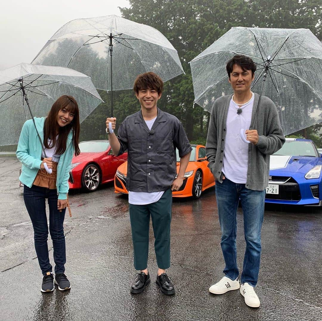 岡副麻希さんのインスタグラム写真 - (岡副麻希Instagram)「🏎 今夜の『#スーパーGTプラス』は、 ゲストに#谷口信輝 選手を迎え、 #ホンダNSX、#レクサスLC500、#ニッサンGTR、 を試乗したり、色々な角度からみたりと、 #GT500 クラスのマシンベースとなる３台に迫ります😌✨🏎 ドライブ好きの私にはたまらないロケでした❣️❣️ みなさんは、どの車種がお好みですか？🥰 脚を掻いていたのか、謎の姿勢の写真ですみません😅 #シャキッと #テレビ東京 系列 #23時30から #supergt」6月30日 10時58分 - maki_okazoe_official