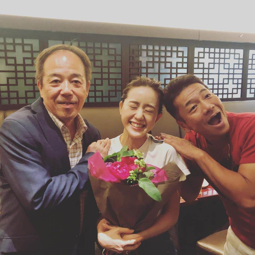 古谷有美さんのインスタグラム写真 - (古谷有美Instagram)「👏 本当に本当にありがとうございました！ みなさまへ少しでも声が届けばと思い続けた111回。 声、と言ってもわたしはホワイトボードに書く専でしたが👅 上田さん龍崎さん 次お会いするときまでには もっと成長しておきます。 ・ ・ #わたしが送り出されるような絵面ですが #みんなで卒業します #上田晋也のサタデージャーナル」6月30日 11時02分 - yuumifuruya