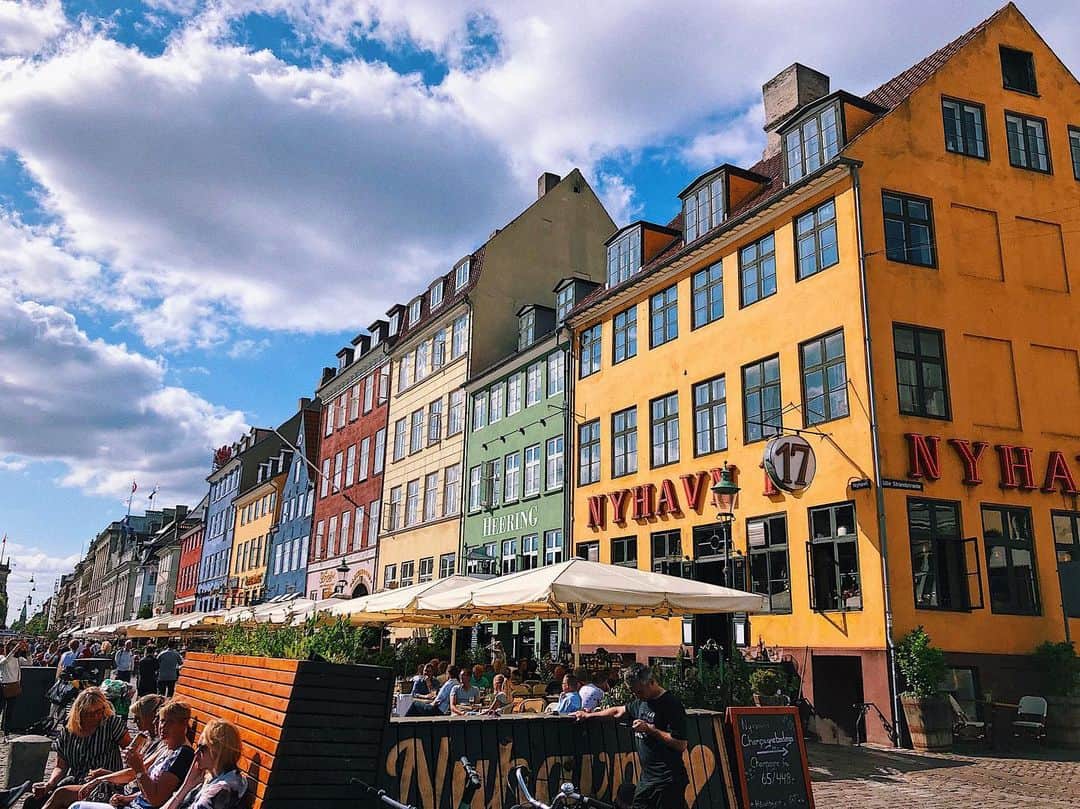 シャウラさんのインスタグラム写真 - (シャウラInstagram)「Nyhavn must be the most colorful area of Copenhagen. Can you believe these beautiful buildings have been here since the 17th century?! It blows my mind. We didn’t spend too much time here but had a lovely stroll through the harbor. Also I still can’t pronounce NYHAVN correctly. 🤦🏻‍♀️🤦🏻‍♀️ ニューハウンは多分コペンハーゲンで一番カラフルなエリア。この美しい建物たちが17世紀からここにあったって考えるとワクワクする！すんごい歴史だ！ここは人気な観光スポットですが、人がかなり多かったのでここはお散歩のみ。ちなみに本当のニューハウンの発音はマジで難しい。今だにちゃんと言えない。笑笑 #copenhagen #view #shaulaindenmark」6月30日 11時12分 - shaula_vogue