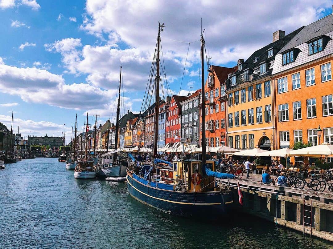 シャウラさんのインスタグラム写真 - (シャウラInstagram)「Nyhavn must be the most colorful area of Copenhagen. Can you believe these beautiful buildings have been here since the 17th century?! It blows my mind. We didn’t spend too much time here but had a lovely stroll through the harbor. Also I still can’t pronounce NYHAVN correctly. 🤦🏻‍♀️🤦🏻‍♀️ ニューハウンは多分コペンハーゲンで一番カラフルなエリア。この美しい建物たちが17世紀からここにあったって考えるとワクワクする！すんごい歴史だ！ここは人気な観光スポットですが、人がかなり多かったのでここはお散歩のみ。ちなみに本当のニューハウンの発音はマジで難しい。今だにちゃんと言えない。笑笑 #copenhagen #view #shaulaindenmark」6月30日 11時12分 - shaula_vogue