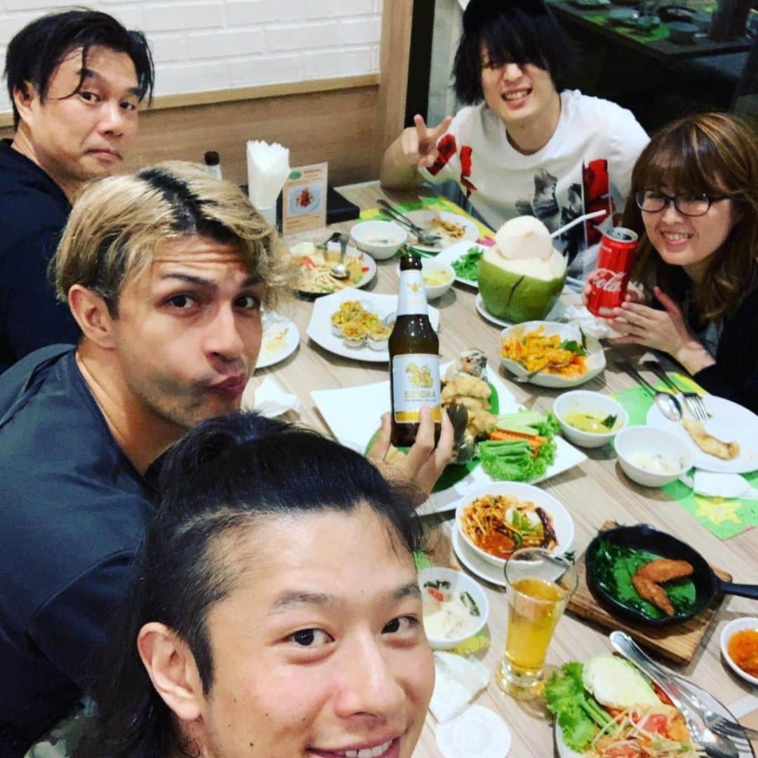 磯部寛之さんのインスタグラム写真 - (磯部寛之Instagram)「Hello Bangkok. Thailand is one of the places I’ve always wanted to visit, and here I am. We enjoyed local food last night with our manager, and our very first show in Bangkok will be held tonight from 5pm at Moon Star Studio 1. See you all then! Hiro バンコク、初めまして。タイはずっと来てみたかった場所の一つでしたが、やっと来れました。昨夜は我々のチーフマネージャー千田さんと皆んなで地元料理を腹一杯食べました。めちゃうま。そして今夜17時からMoon Star Studio 1にて我々初のバンコクライブスタートです。ではまたその時に！ひろ #alexandros #sleeplessinbrooklyn #sleeplessinbangkok #bangkok #moonstarstudio #moonstarstudio1 #辛い #けど #美味い #千田さん #写るの #なにげ #レア」6月30日 11時14分 - hiro_isobe_alexandros