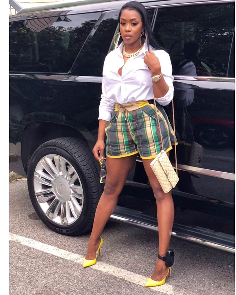 レミー・マーのインスタグラム：「My babes @AndreCavasier came over last night to chill with me and for no reason at all blessed me with this slay💇🏾‍♀️🥰 Sidebar: Custom unit made with bundles from @hairsofab  #RemyMa」