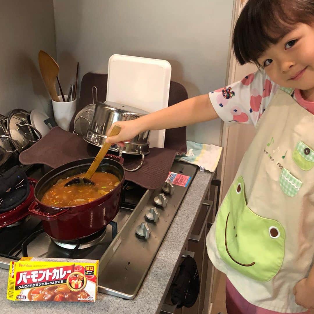 中岡由佳さんのインスタグラム写真 - (中岡由佳Instagram)「小さな手で料理。こども園からもらったバーモンドカレー甘口のルーを使ってカレー作り。野菜を洗って、カットして、炒めて、煮込んで、できあがり！自分で作って嬉しそう^ ^ #sunday #cooking #curry」6月30日 11時28分 - yuka_nakaoka
