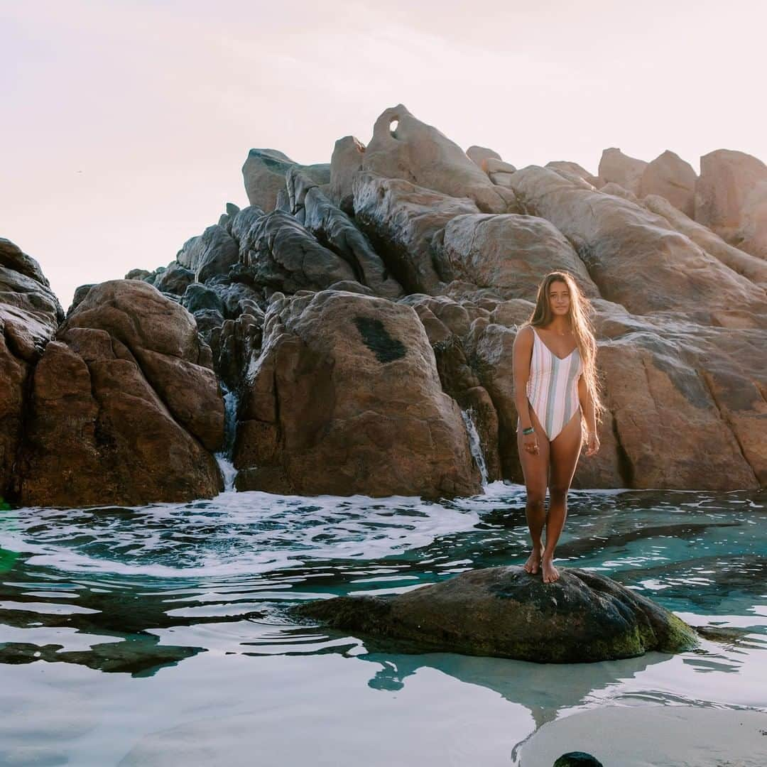 ロキシーさんのインスタグラム写真 - (ロキシーInstagram)「Sundrenched days with @maineikinimaka in the Printed Beach Classics One-Piece」6月30日 11時27分 - roxy