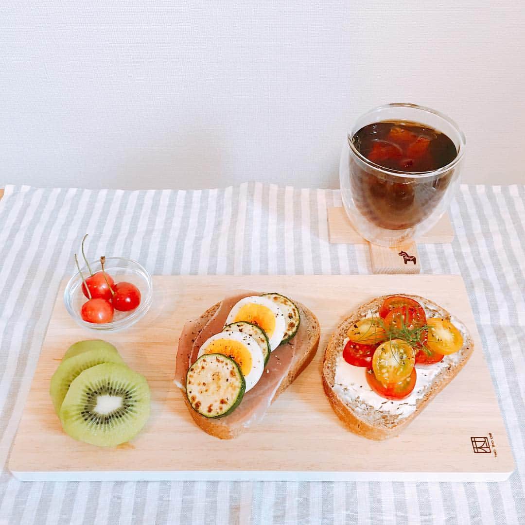 のインスタグラム：「モーニング・コレクション！今週のモニコレは手作りモーニング。 『夏野菜のタルティーヌ』 ・ プチトマト&クリームチーズ ズッキーニ&エッグ ・ レシピはBRIGHT MORNINGのダイアリーを見てね♡  #夏野菜のタルティーヌ #オープンサンド #手作りモーニング #fm802 #brightmorning #モーニングコレクション #モニコレ #金曜朝7時半からコーナーお届けしてます」