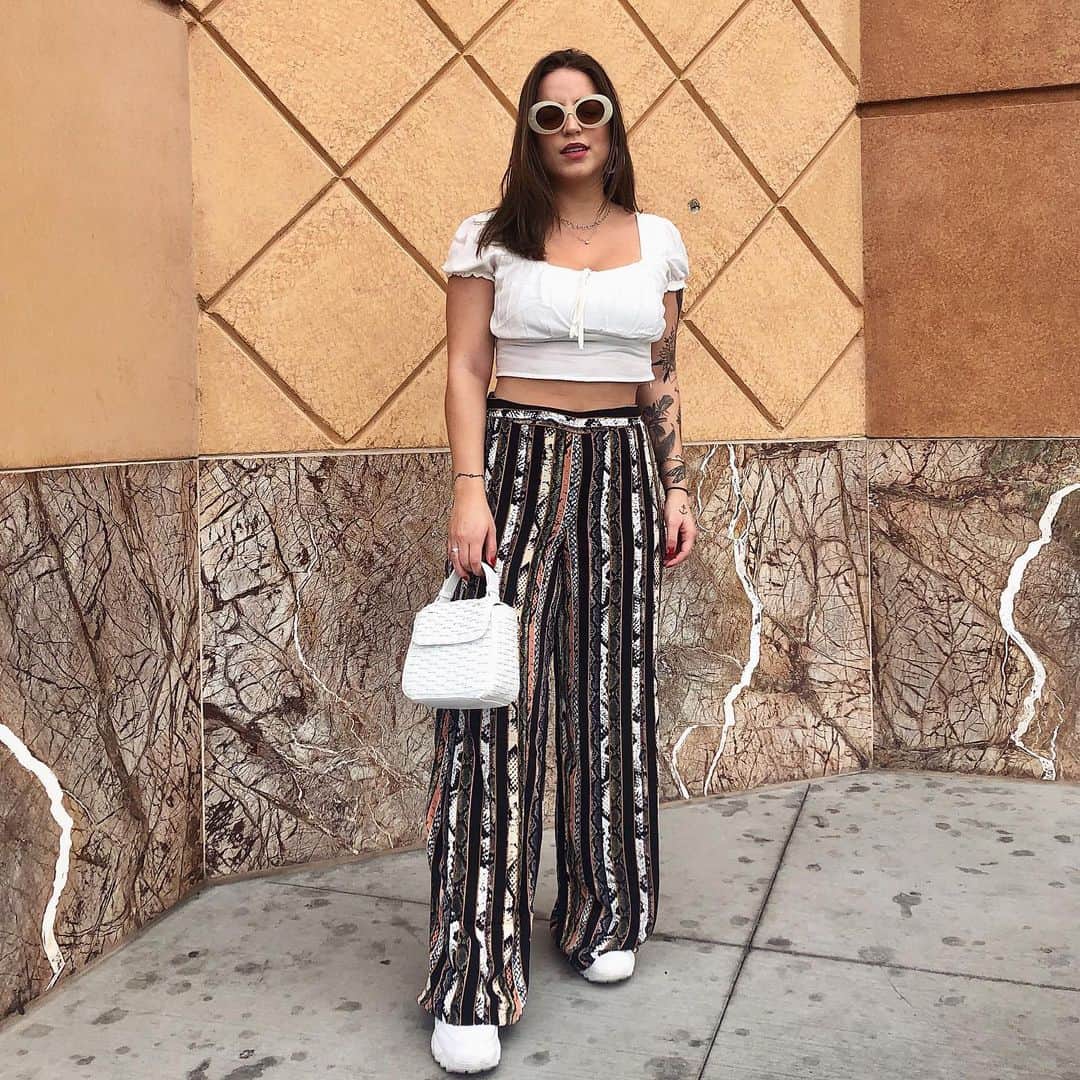 Bruna Unzuetaのインスタグラム：「Além de selfies, posto foto de looks também 😅😅」