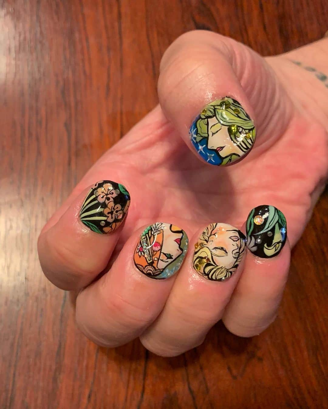 マーク・ジェイコブスさんのインスタグラム写真 - (マーク・ジェイコブスInstagram)「A-MEI-ZING DAY! Amaaazing ART NOUVEAU inspired nails by the master herself @nailsbymei  A wonderful collaboration and a lovely way to spend this perfect Saturday. Each nail hand painted and detailed, 3-D techniques, pearled, and stones- By eye! No underdrawing, no transfers, and no stencils. Pure talent and passion 💅🏼💅🏼♥️♥️ #nextlevelnailart #alphonsemucha  #getyournailsdoneandyoullfeelbetter #soready #lookingforwardtotheparade #pride #loudandproud #riot #marshapjohnson #sylvierivera #stormedelarverie #allwhocamebeforeandfoughtforallofus  #50thanniversary #gratefulnothateful」6月30日 11時23分 - themarcjacobs