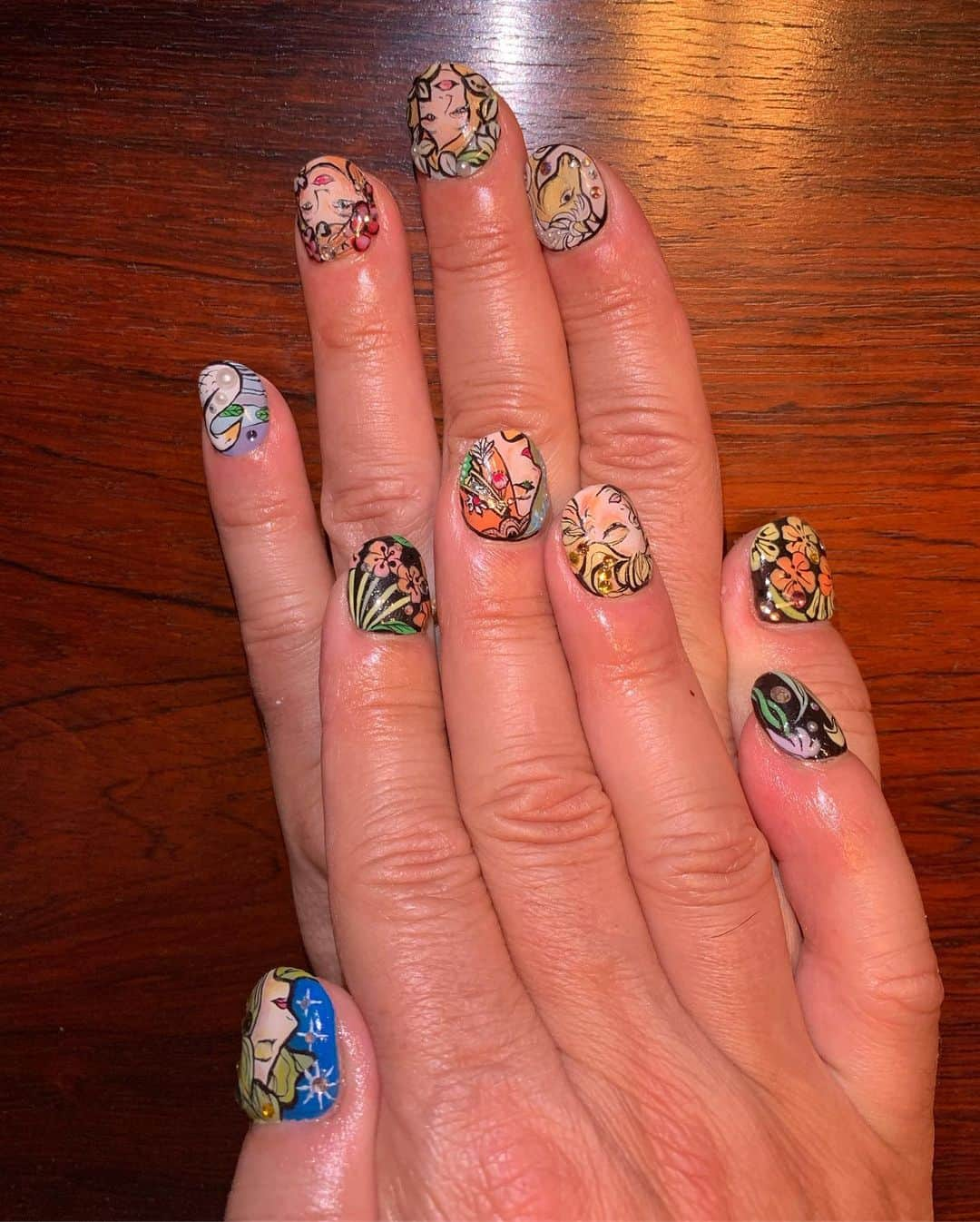 マーク・ジェイコブスさんのインスタグラム写真 - (マーク・ジェイコブスInstagram)「A-MEI-ZING DAY! Amaaazing ART NOUVEAU inspired nails by the master herself @nailsbymei  A wonderful collaboration and a lovely way to spend this perfect Saturday. Each nail hand painted and detailed, 3-D techniques, pearled, and stones- By eye! No underdrawing, no transfers, and no stencils. Pure talent and passion 💅🏼💅🏼♥️♥️ #nextlevelnailart #alphonsemucha  #getyournailsdoneandyoullfeelbetter #soready #lookingforwardtotheparade #pride #loudandproud #riot #marshapjohnson #sylvierivera #stormedelarverie #allwhocamebeforeandfoughtforallofus  #50thanniversary #gratefulnothateful」6月30日 11時23分 - themarcjacobs