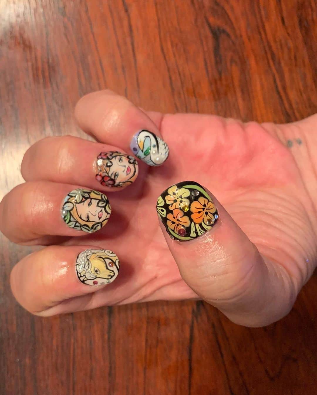 マーク・ジェイコブスさんのインスタグラム写真 - (マーク・ジェイコブスInstagram)「A-MEI-ZING DAY! Amaaazing ART NOUVEAU inspired nails by the master herself @nailsbymei  A wonderful collaboration and a lovely way to spend this perfect Saturday. Each nail hand painted and detailed, 3-D techniques, pearled, and stones- By eye! No underdrawing, no transfers, and no stencils. Pure talent and passion 💅🏼💅🏼♥️♥️ #nextlevelnailart #alphonsemucha  #getyournailsdoneandyoullfeelbetter #soready #lookingforwardtotheparade #pride #loudandproud #riot #marshapjohnson #sylvierivera #stormedelarverie #allwhocamebeforeandfoughtforallofus  #50thanniversary #gratefulnothateful」6月30日 11時23分 - themarcjacobs