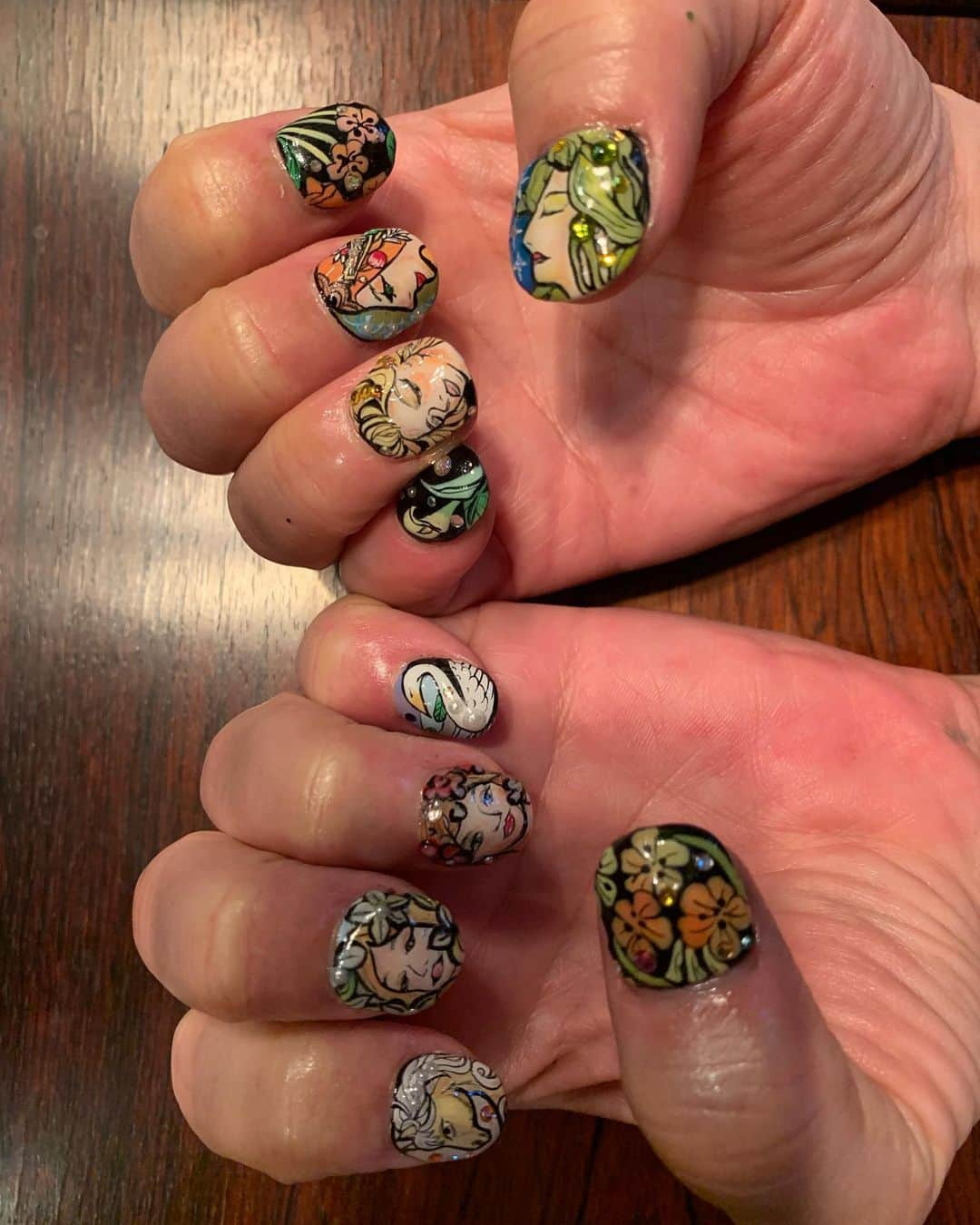 マーク・ジェイコブスさんのインスタグラム写真 - (マーク・ジェイコブスInstagram)「A-MEI-ZING DAY! Amaaazing ART NOUVEAU inspired nails by the master herself @nailsbymei  A wonderful collaboration and a lovely way to spend this perfect Saturday. Each nail hand painted and detailed, 3-D techniques, pearled, and stones- By eye! No underdrawing, no transfers, and no stencils. Pure talent and passion 💅🏼💅🏼♥️♥️ #nextlevelnailart #alphonsemucha  #getyournailsdoneandyoullfeelbetter #soready #lookingforwardtotheparade #pride #loudandproud #riot #marshapjohnson #sylvierivera #stormedelarverie #allwhocamebeforeandfoughtforallofus  #50thanniversary #gratefulnothateful」6月30日 11時23分 - themarcjacobs