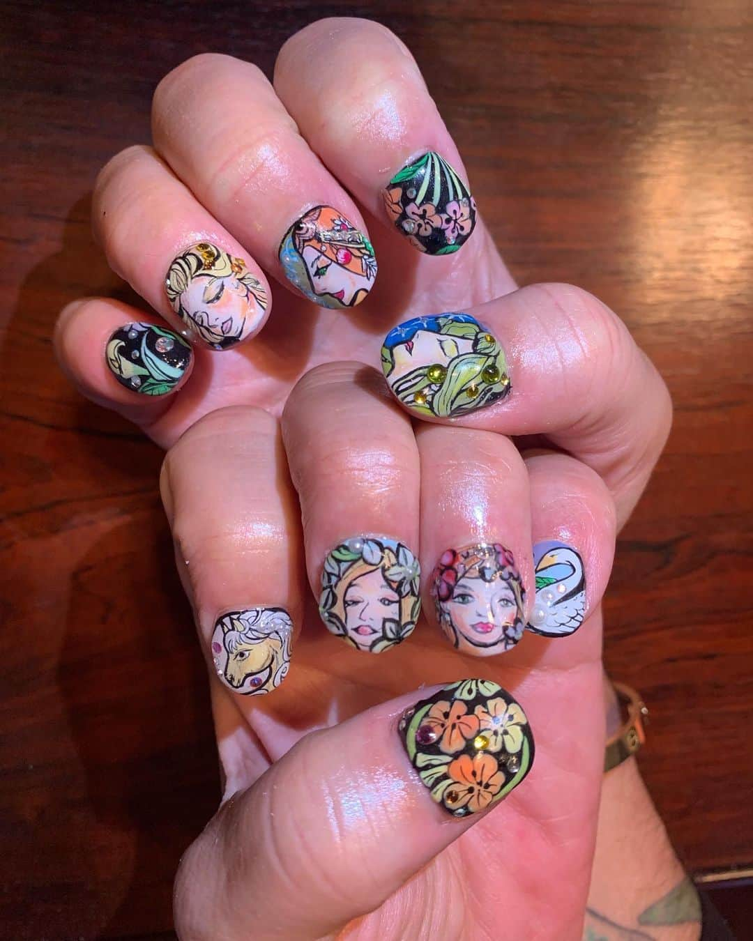 マーク・ジェイコブスさんのインスタグラム写真 - (マーク・ジェイコブスInstagram)「A-MEI-ZING DAY! Amaaazing ART NOUVEAU inspired nails by the master herself @nailsbymei  A wonderful collaboration and a lovely way to spend this perfect Saturday. Each nail hand painted and detailed, 3-D techniques, pearled, and stones- By eye! No underdrawing, no transfers, and no stencils. Pure talent and passion 💅🏼💅🏼♥️♥️ #nextlevelnailart #alphonsemucha  #getyournailsdoneandyoullfeelbetter #soready #lookingforwardtotheparade #pride #loudandproud #riot #marshapjohnson #sylvierivera #stormedelarverie #allwhocamebeforeandfoughtforallofus  #50thanniversary #gratefulnothateful」6月30日 11時23分 - themarcjacobs