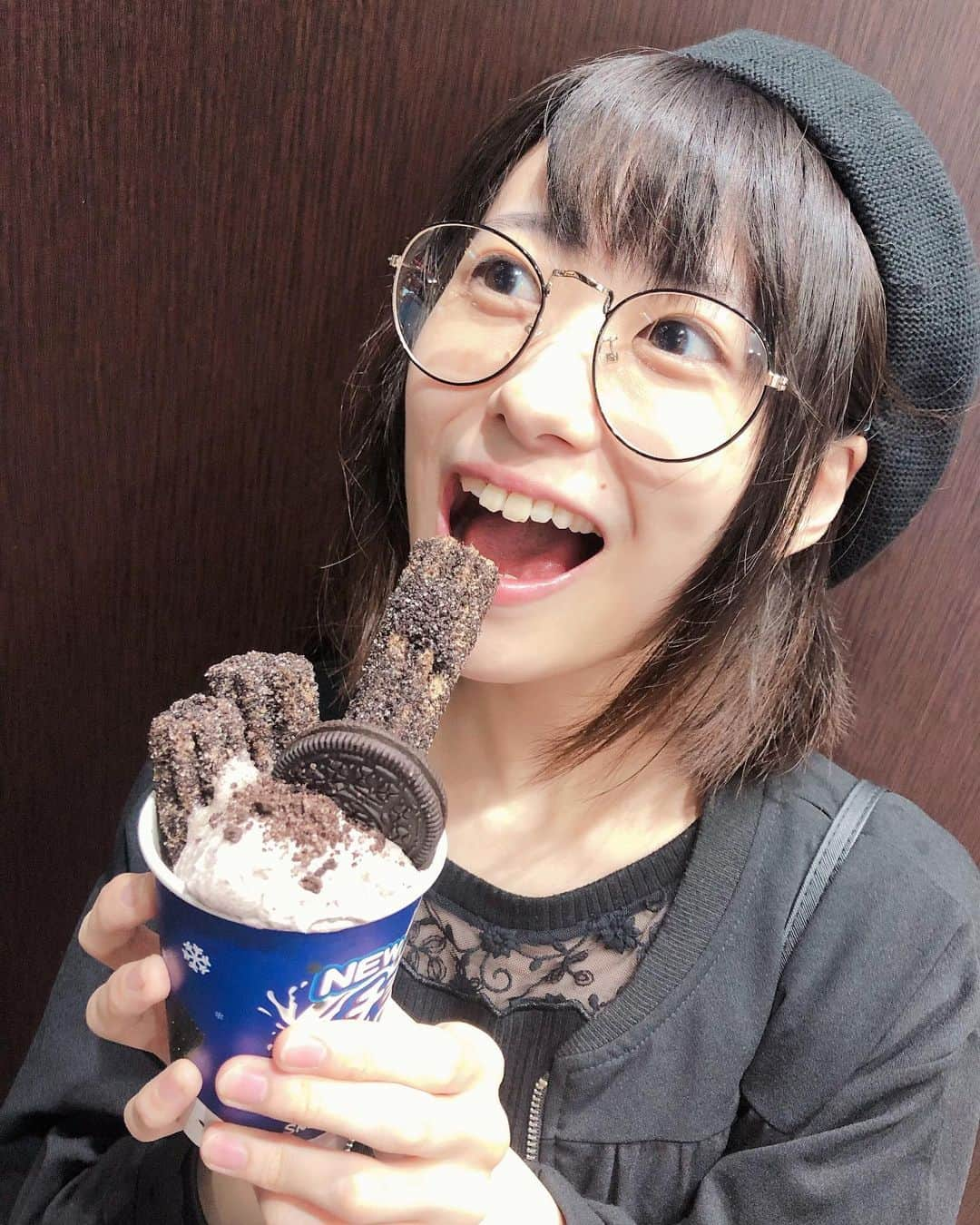 唯月ふうかさんのインスタグラム写真 - (唯月ふうかInstagram)「新大久保にある、オレオチュロスが美味しすぎて、激オススメ。 駅降りて右に行ったらすぐ看板みえてくるし、並んでなかったからすぐ買えて、本当にオススメ。 もう1回言います！本当にオススメ！！！笑  #新大久保 #オレオチュロス #オレオクリームつけて #食べるんだけど #激オススメ」6月30日 11時23分 - fuka_yuduki