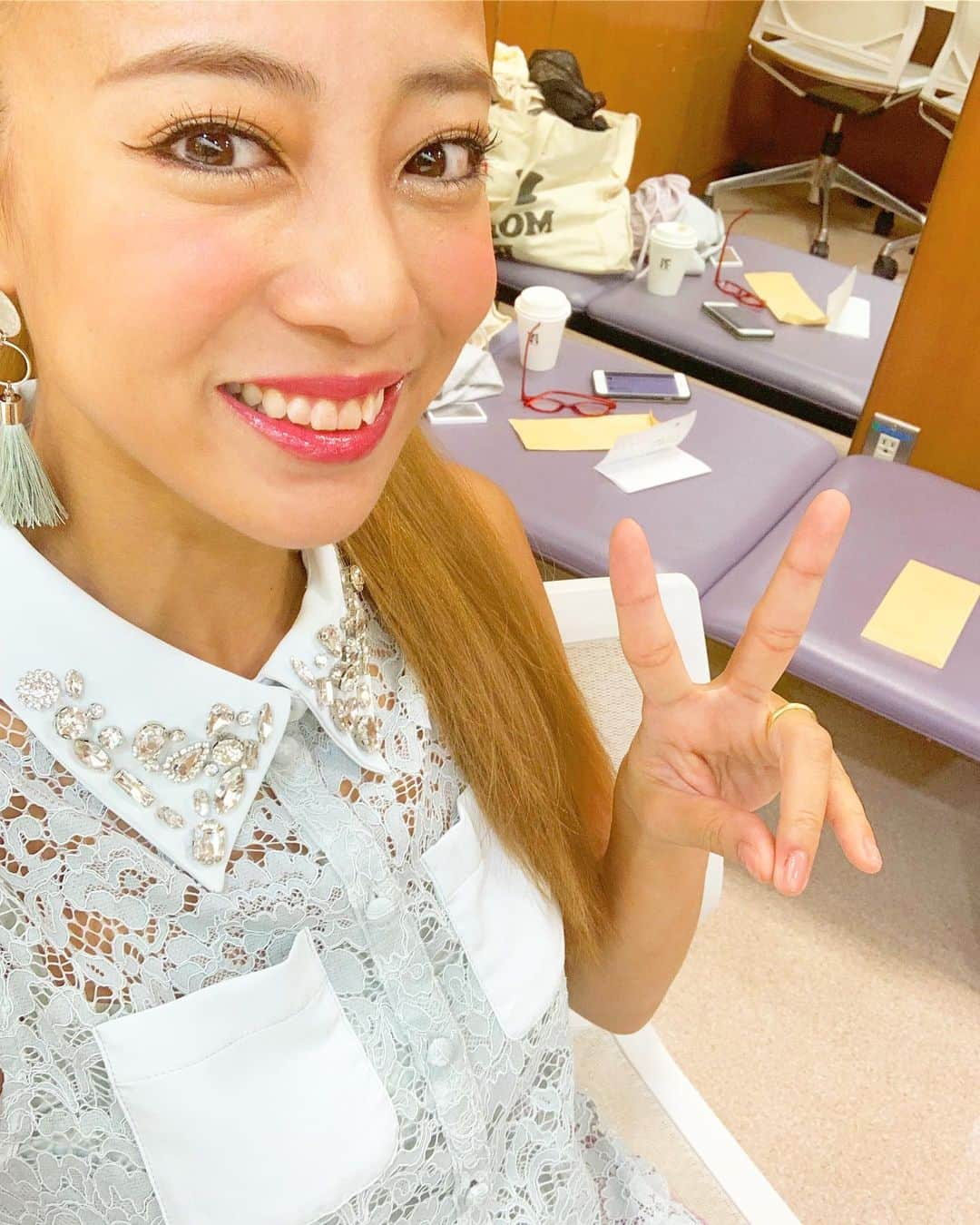 あびる優さんのインスタグラム写真 - (あびる優Instagram)「アッコにおまかせ✌️ 準備完了😋💄👗💕 携帯ケース、いつの間にか娘がシールを貼っていてオリジナルケースになりました。笑#make#makeup#hair#hairmake#hairstyle#fashion#selfie#メイク#メイクアップ#ヘアー#ヘアスタイル#ファッション#準備完了」6月30日 11時29分 - yuabiru74