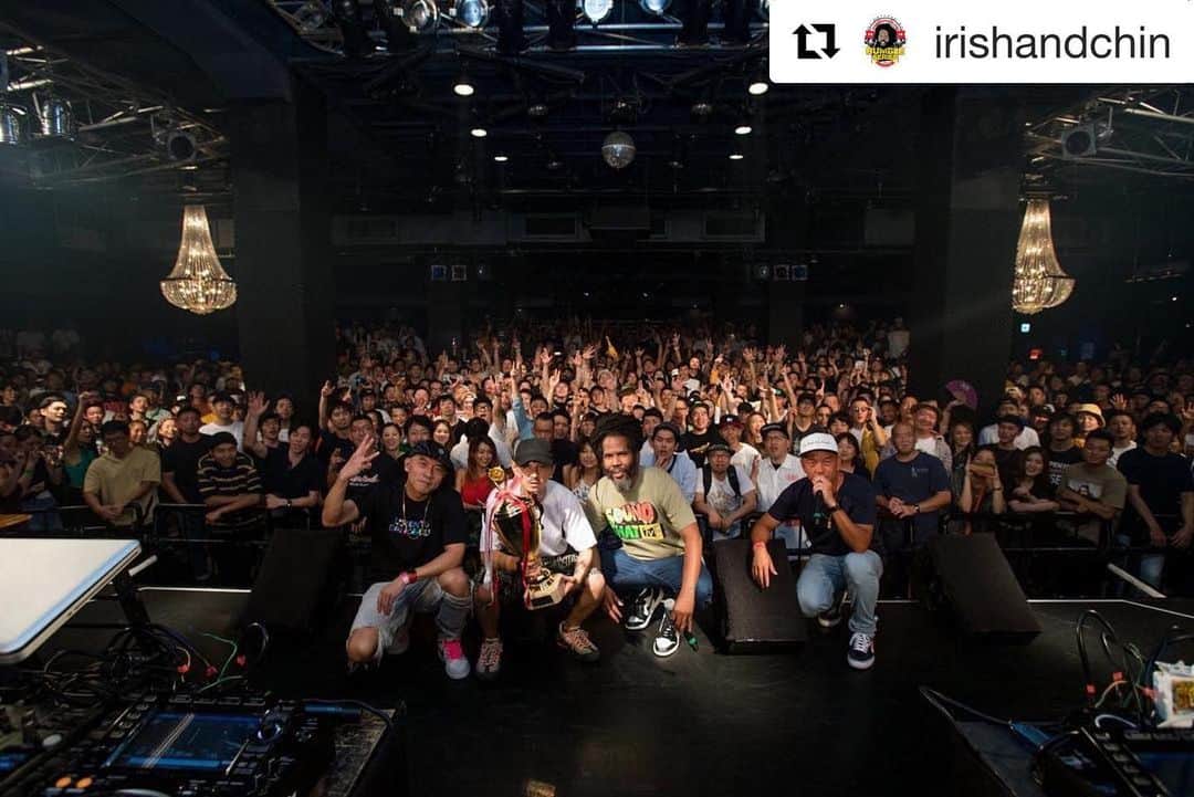 MIGHTY CROWNのインスタグラム：「New Champ! Congrats  @cyclone_sound !  ロデム おめでとう㊗️🏆 全体的に クラッシュも オモロかった！ 出場サウンドにも エールを送りたい、Nuff respect  Road to world clash!  #Repost @irishandchin with @get_repost ・・・ As ALWAYS a sold out massive audience for #JapanRumble 🙌🏾🙌🏾🙌🏾 Respect to all the competing sounds & our partners @mightycrown @mastasimon  @cojiecrown 🏆 #soundclash #RumbleSeries #soundsystemculture #Yokohama #Japan #JapanRumble2019 #IrishandChinEvent」