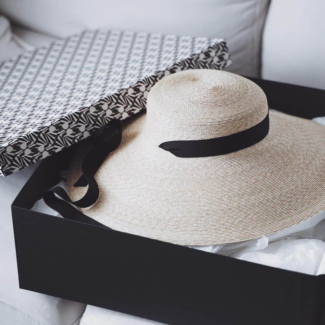 のインスタグラム：「I finally found my ideal straw hat👒﻿ ﻿ ﻿ ﻿ 今夏の帽子はどれにしよう〜と探し続けていたのだけれど、ついに発見してしまった〜。 ﻿ 神戸発の帽子ブランド @mature_hat のストローハット。シグニチャーアイテムのboxed hatは見たことあったのだけれど、こんなエレガントなハットも作られてるとはしらなかった。箱もとても素敵。そしてメイドインジャパン🇯🇵 ﻿ 先日ふらりと立ち寄ったSpiral Marketで一目惚れしたのだけど、一旦考えようと買わずに帰宅、忘れられず2日後に再び見に行ったら完売していて😭 調べてみたら今日までCLASKAで15周年記念写真展とポップアップをやっているとのことだったので、速攻訪ねてみたら、あったーーー！🤩というわけで、即購入です。こういうセレンディピティがあるから、ふらりとお店に入ってみるの、だいじ。﻿ ﻿ ﻿ 東京は今日もどんより曇り空だけれど、夏の訪れがますます楽しみになった☀︎﻿ ﻿ ﻿ ﻿ #strawhat#matureha#summeressentials」