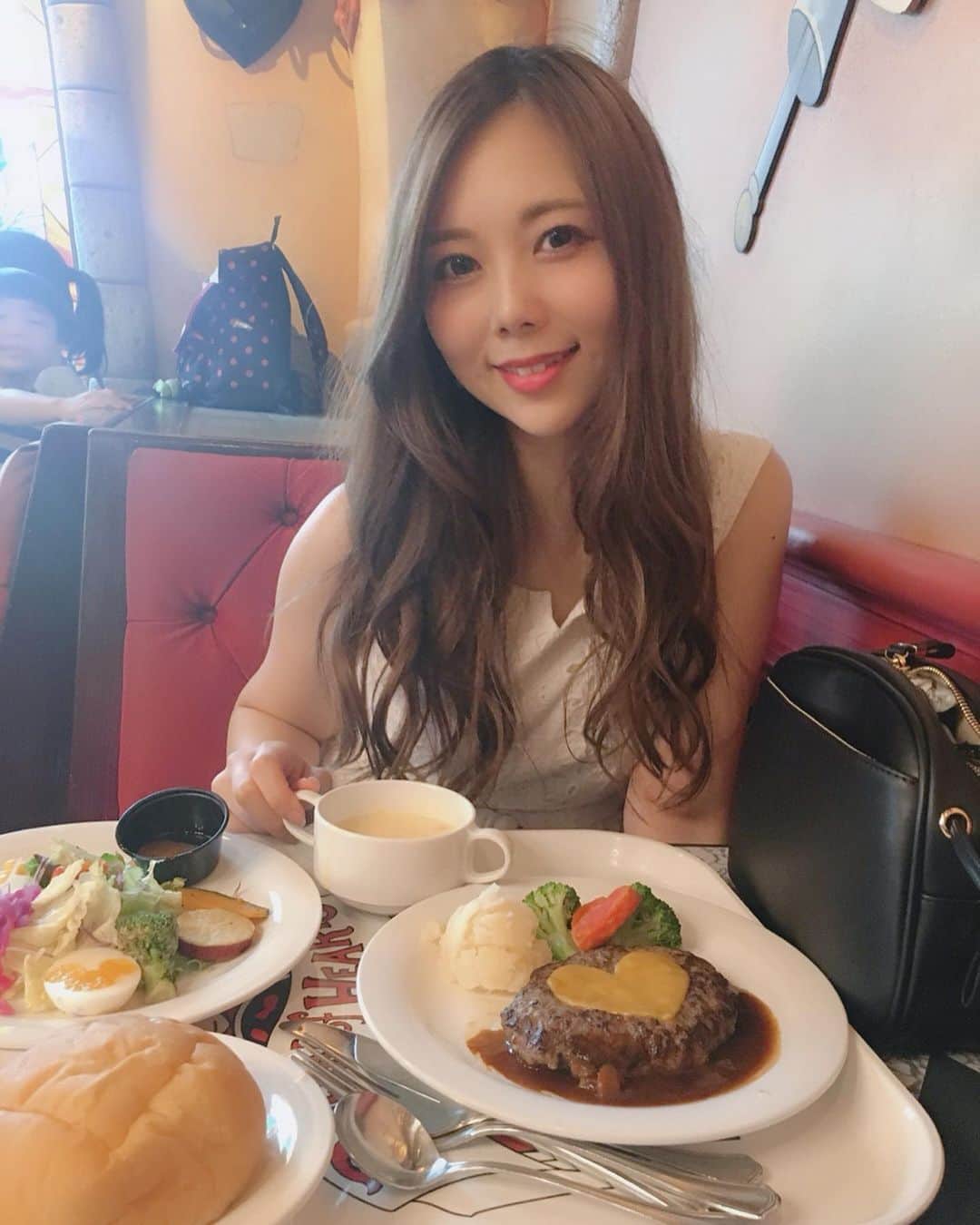 西村季里子のインスタグラム：「・ ディズニーランドのランチは…🍽 クイーン・オブ・ハートのバンケットホール♥️ 初めてここのレストランで食べた🥰♠️♥️♣️♦️ 美味しいし、店内もかわいくて 幸せだったな〜💓💓💓 #disney #disneyland #tokyodisneyland  #disneyresort #tokyodisneyresort  #ディズニー#ディズニーランド#東京ディズニーランド #舞浜#ミッキー#ミッキーマウス#mickey  #ディズニーコーデ#ワンピ#ワンピース #レディアゼル#ランチ#lunch #レストラン #クイーンオブハートのバンケットホール  #不思議の国のアリス#アリス#ハンバーグ #follow#followme」