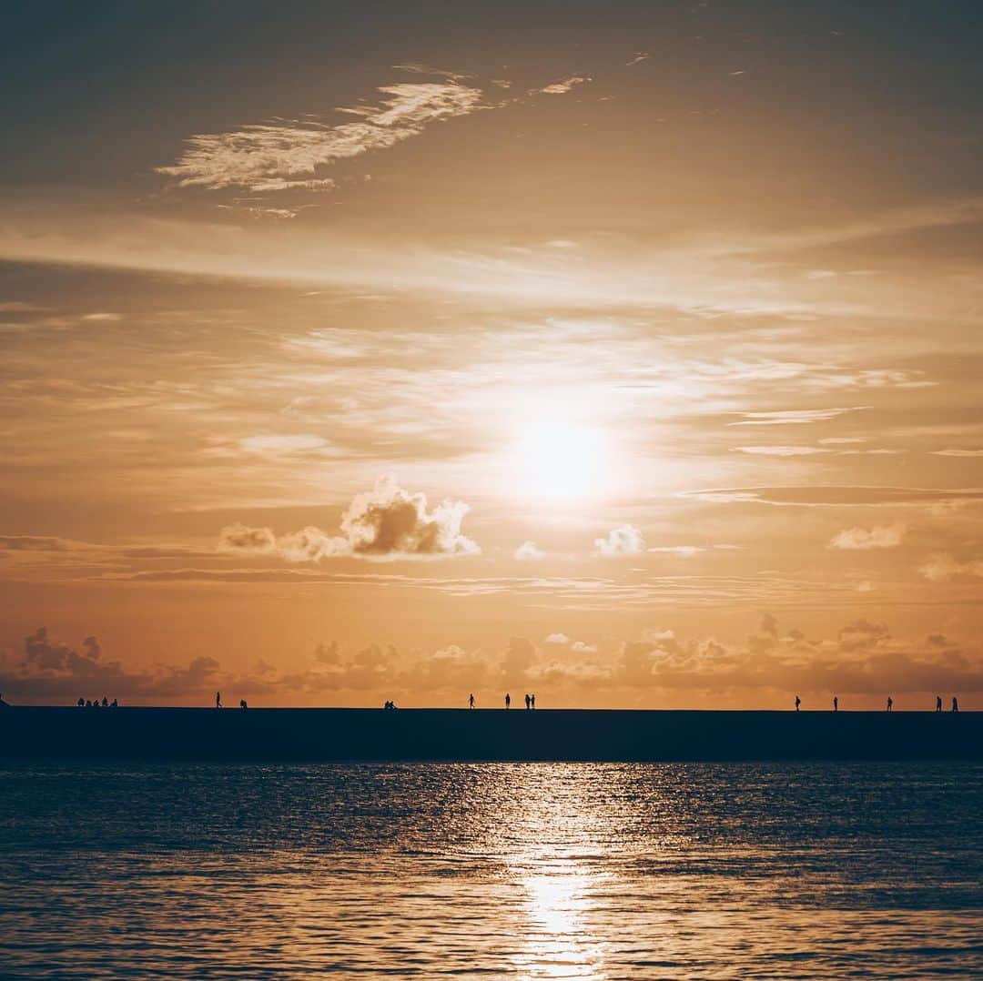 李翔のインスタグラム：「去了南堤看看海 配罐18生 忙裡偷個閒 - #weekendmood #bbctravel #natgeo #discoverearth #taiwan #iseetaiwan #stayandwander  #natgeoyourshot #yourshotphotographer  #newyorktimes  #traveladventures  #lovetheworld  #ilovetravel #natgeotravel #夏  #日常 #gothere #summer #culturetrip #yourshot  #BeAlpha  #mylpguide #lonelyplanet  #tripcom #臺南 #SonyA7M3 #tainan #sel24105g @sonytaiwan @sonyalpha」