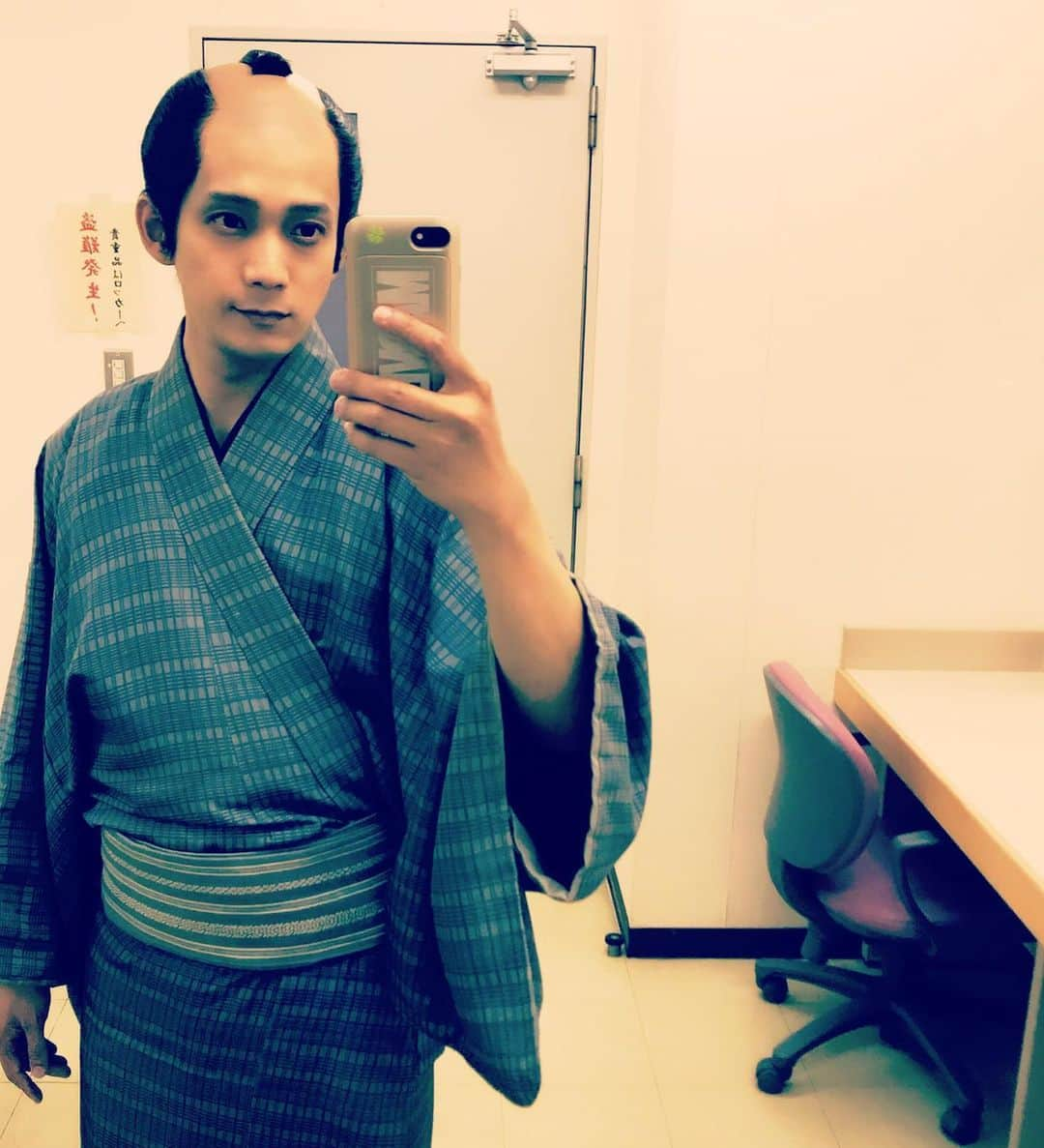 辻本祐樹さんのインスタグラム写真 - (辻本祐樹Instagram)「大富豪同心の人斬り万里（まり）役の嬉しい感想ありがとうございます☆  監督とメイクさんの案でメイクで顔色を悪くして、優しさや、あたたかい血が通ってない人間をイメージして演じました。 万里の過去に何があったのか気になりますね。  さて！本日も稽古！ #大富豪同心 #辻本祐樹 #万里 #うそかん #actor #時代劇 #殺陣」6月30日 11時34分 - tsujimotoyuuki