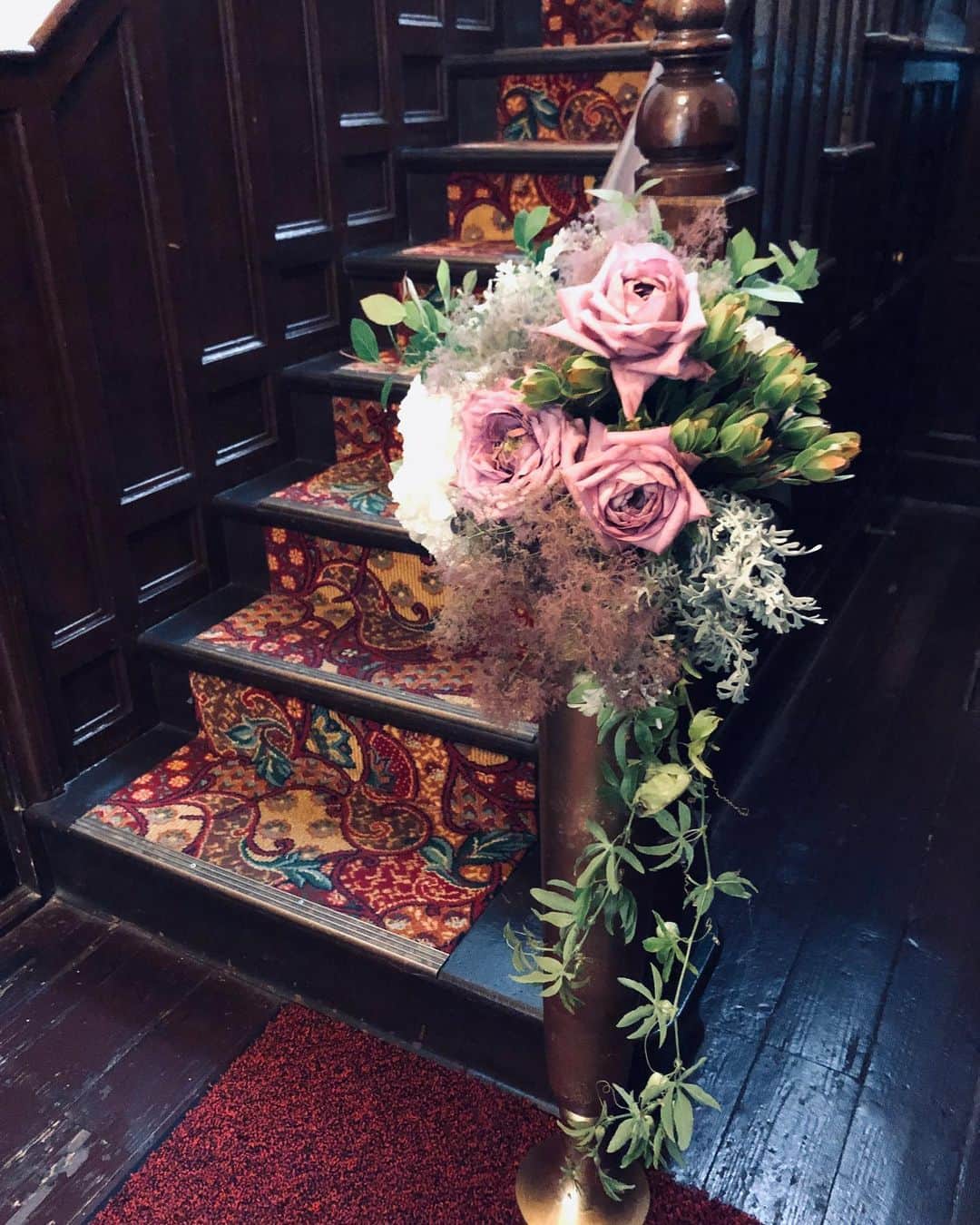 神戸北野サッスーン邸さんのインスタグラム写真 - (神戸北野サッスーン邸Instagram)「＊ @sassoon_weddingplace ・ ・ 館内のコーディネートで その日の雰囲気が変わります♪  季節に合わせた装花や イメージカラーのコーディネート お2人のテーマに合わせて… プロのフローリストがご提案させて頂きます(^^)✨ ・ ・  #サッスーン邸 #神戸北野サッスーン邸 #神戸結婚式 #北野結婚式 #北野異人館 #関西結婚式場 #結婚式準備 #花嫁準備 #プレ花嫁 #プレ花嫁さんと繋がりたい #神戸花嫁 #異人館ウェディング #ナチュラルウェディング #異人館 #歴史的建造物 #アンティークウェディング #邸宅ウェディング #兵庫結婚式 #北野異人館 #ウェディングパーティー #貸切ウェディング #ゲストハウスウェディング #ウェディングサロンイノウエ #フォーシスアンドカンパニー #poetika #l4l #like4like #サンジョルディフラワーズ #ブライダルフェア」6月30日 11時34分 - sassoon_weddingplace