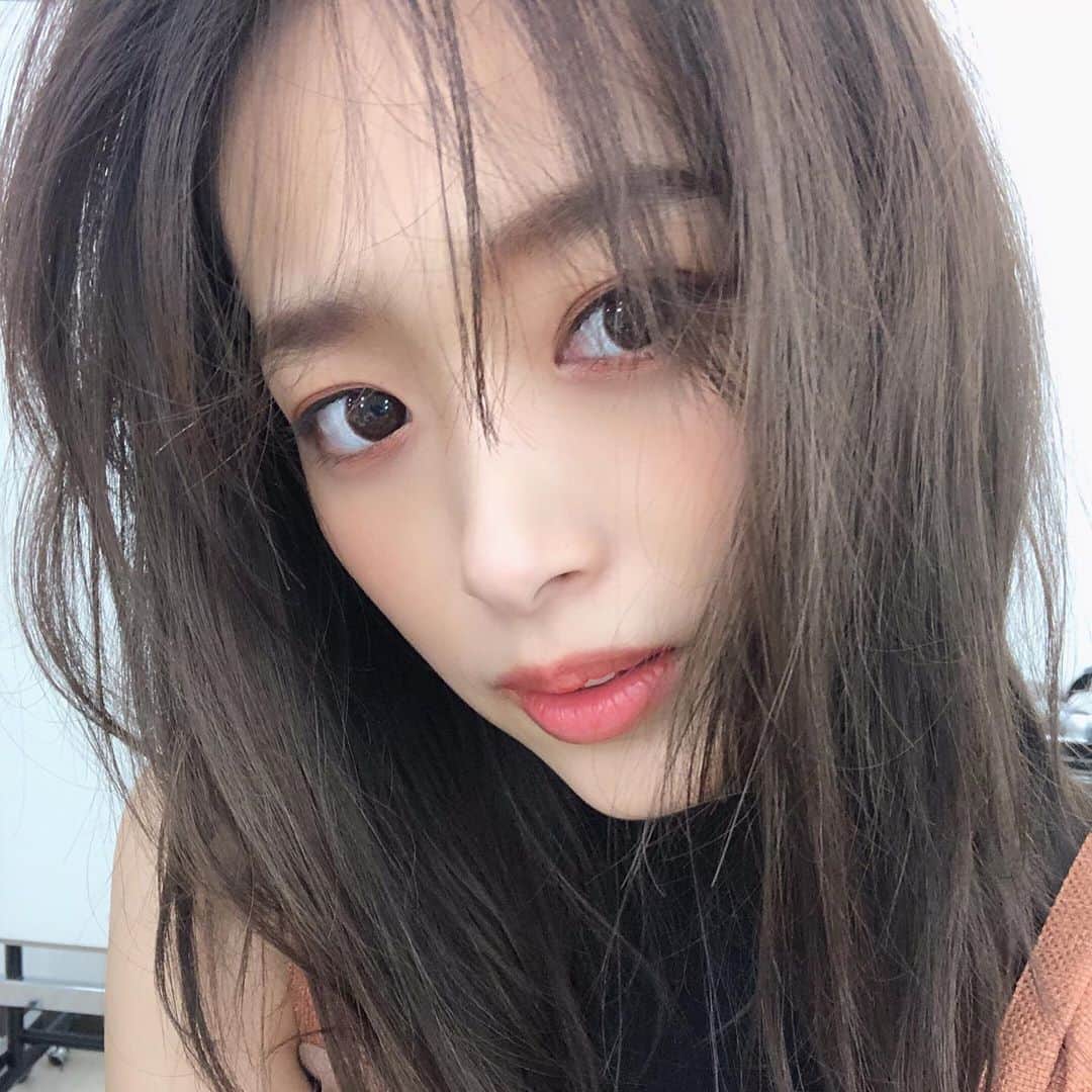 のインスタグラム：「どーん☺️ 今日はメイク撮影です💄 いろんな自分になれるから楽しい💗 @andgirl_jp  秋メイク、テラコッタ色素敵🧡」