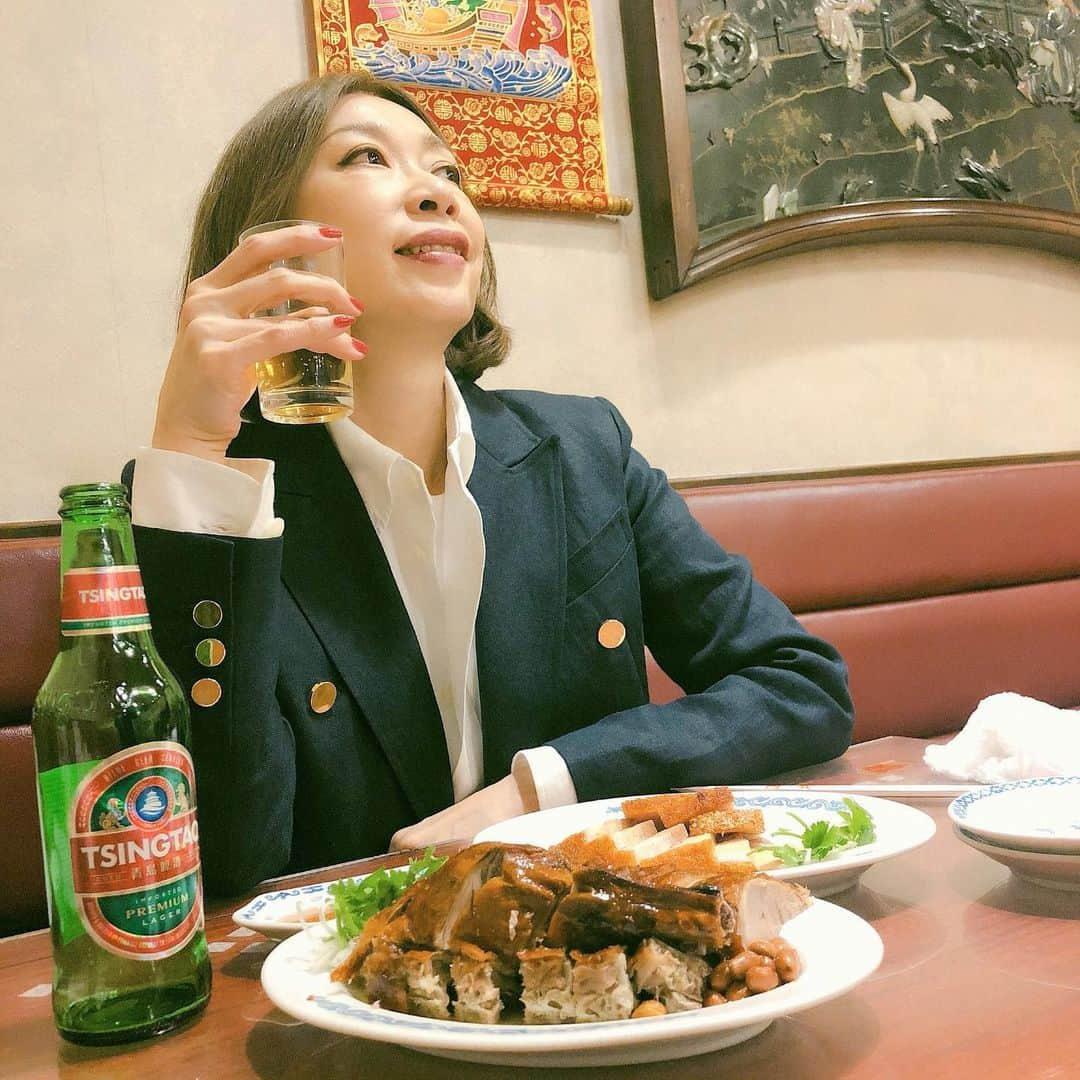 野宮真貴さんのインスタグラム写真 - (野宮真貴Instagram)「お酒は百薬の長と言われます。 でも飲み方によっては、害にもなります。 お酒が好きだからこそ、ずっと愉しむために、その飲み方を考えてみましょう。  かつて、 「とりあえずシャンパンがあればいい！」とおしゃれかるたで高らかに宣言しました。 それは今でも変わりません。 「小さなことにくよくよしていないで、一杯のシャンパンでリラックスしましょう。」と言いたかったのでした。  ビールの最初のひと口が何よりの幸せと云う人がいます。 ビールをゴクゴクと流し込み、「プハッ〜、このひと口のために生きてるよね〜」と口にしたりします。  ですが、空きっ腹にアルコールは禁物！ ダイレクトに胃や小腸がアルコールを吸収してしまうので、急激に血中のアルコール濃度が上がり悪酔いしやすくなるからです。 できれば脂質や食物繊維が多いものを胃に入れておくことが良いようです。 とはいえ、ビールやシャンパーニュの乾杯の前におつまみを食べるなんてちょっと粋じゃないし、何と言ってもあのシュワシュワの喉越しを待ちきれないじゃないですか。 なので私は常に「ナッツ」を携帯して、小腹が空いた時につまみます。完全に空腹にしないことが大事。 それにヘルシーですし、ナッツを食べている人は長生きするという説もありますし。  今日は休日。 さあ、バッグにナッツと赤い口紅を入れて、楽しく買い物にでも出かけましょ。 そしてハッピーアワーになったら乾杯しましょ！ ●おしゃれかるた電子書籍 プロフィールからどうぞ☝︎ #お達者かるた #おたっしゃかるた #おしゃれかるた #電子書籍 #幻冬舎plus #発売中 #野宮真貴 #missmakinomiya #instagram」6月30日 11時43分 - missmakinomiya