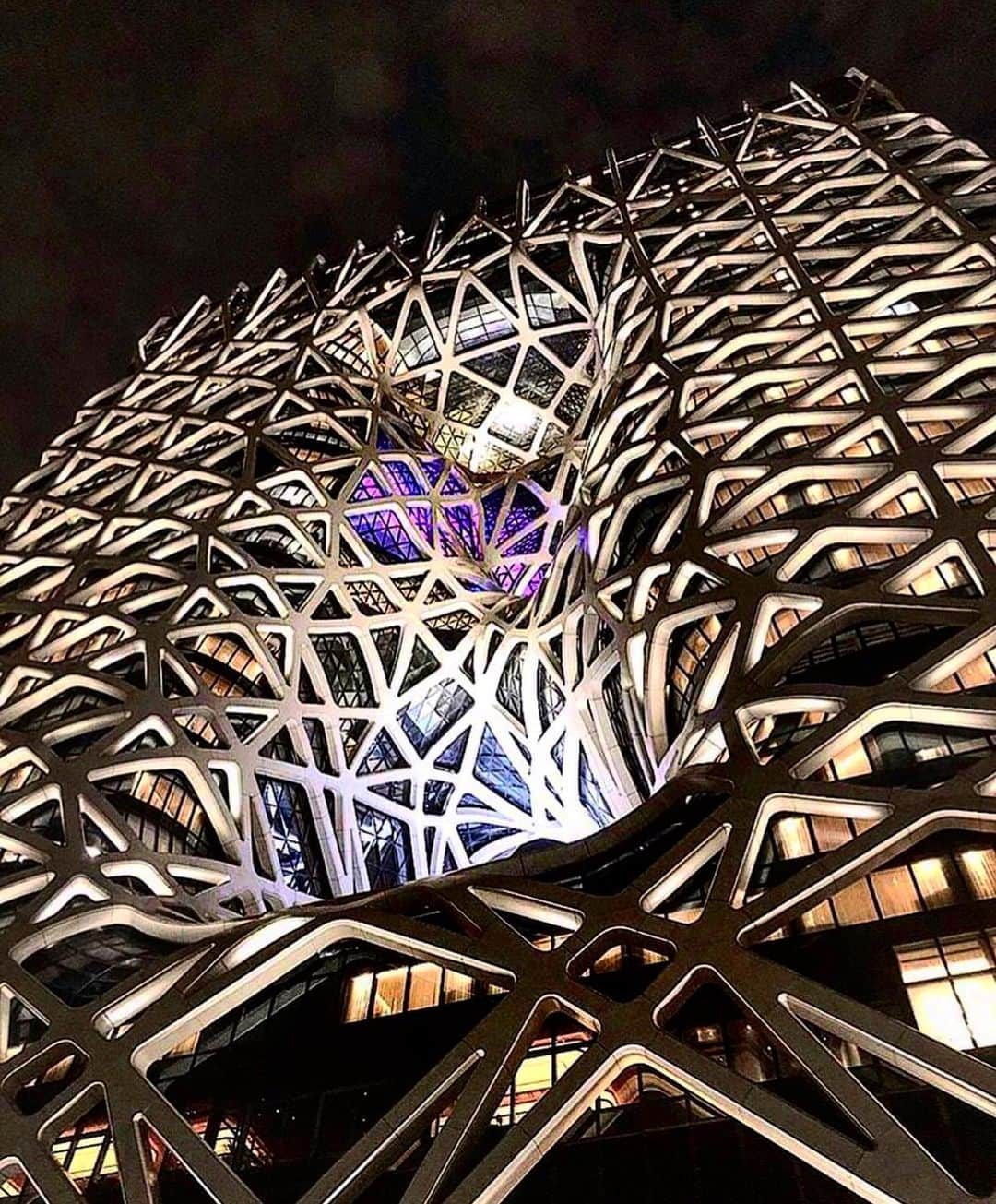 登坂広臣さんのインスタグラム写真 - (登坂広臣Instagram)「Amazing city MACAU🌃 @zahahadiddesign  @kaws」6月30日 11時53分 - omi.cdl