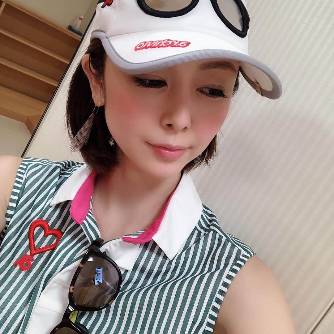 宮崎宣子さんのインスタグラム写真 - (宮崎宣子Instagram)「サンバイザーだと頭が暑くて、キャップになりがち😅 アルチビオのウエアは、可愛いのに、機能性が良くて、本当にゴルフには最高⛳️✨ これからは、ずっと雨だから☔️ゴルフはお預けかな💦  #golfwear #archivio #アルチビオコーデ #eyevol #サングラス #梅雨ゴルフ #雨ゴルフ #しばらくできない」6月30日 11時46分 - miyazaki_nobuko