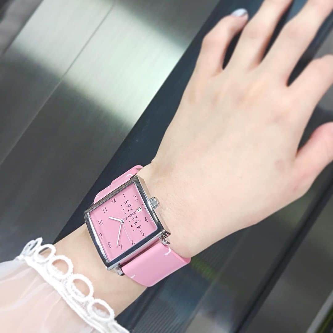 光永さんのインスタグラム写真 - (光永Instagram)「新しい時計はピンクをセレクト🌸🌸🌸 @nomonday_jp から頂きました🙇🏻‍♀️ . これのグレージュ持ってるんですが、スクエア型がバングルみたいでめっちゃコーディネートに使いやすかったのでリピートです☺️✨ 落ち着いた色味のワントーンコーデとかよく着るようになったので、優しい差し色投入💐 . ちなみにネイル💅よく聞かれるんですが、今は大理石柄です🌊 大好きなネイルシール、 @incocojapan のです🙋🏻‍♀️🙋🏼‍♀️ (前に緑っぽいのしてたときもここのです) 自分でつけるの苦手なので買ってその場で店員さんにつけてもらってます。笑 . . #nomonday#ノーマンデー#腕時計#時計#手元倶楽部 #incoco #インココ #ネイルシール 時計クーポンコード『10hinata06』 (使用で10パーセントオフになります。)」6月30日 11時48分 - hinata_official__