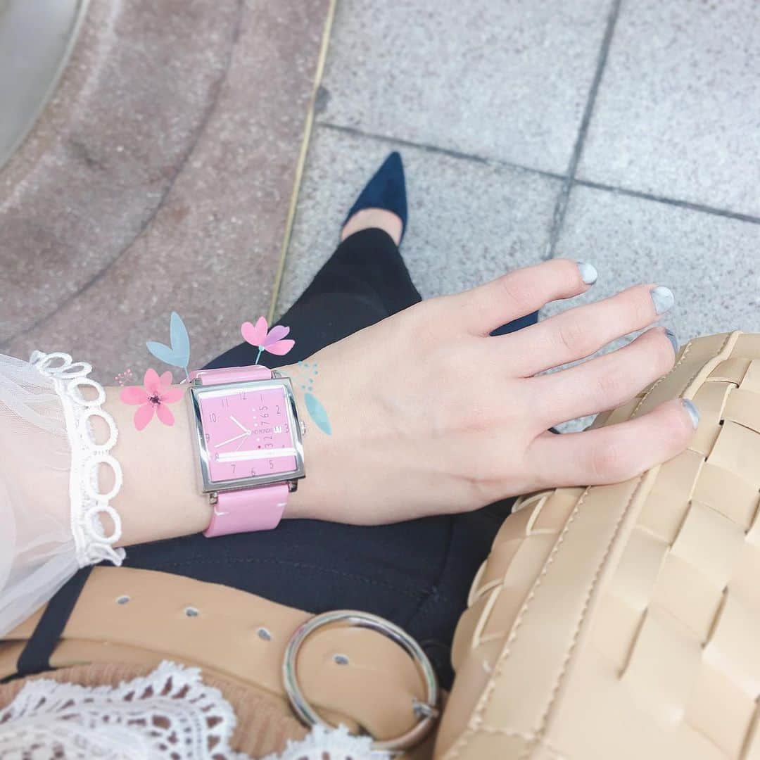光永さんのインスタグラム写真 - (光永Instagram)「新しい時計はピンクをセレクト🌸🌸🌸 @nomonday_jp から頂きました🙇🏻‍♀️ . これのグレージュ持ってるんですが、スクエア型がバングルみたいでめっちゃコーディネートに使いやすかったのでリピートです☺️✨ 落ち着いた色味のワントーンコーデとかよく着るようになったので、優しい差し色投入💐 . ちなみにネイル💅よく聞かれるんですが、今は大理石柄です🌊 大好きなネイルシール、 @incocojapan のです🙋🏻‍♀️🙋🏼‍♀️ (前に緑っぽいのしてたときもここのです) 自分でつけるの苦手なので買ってその場で店員さんにつけてもらってます。笑 . . #nomonday#ノーマンデー#腕時計#時計#手元倶楽部 #incoco #インココ #ネイルシール 時計クーポンコード『10hinata06』 (使用で10パーセントオフになります。)」6月30日 11時48分 - hinata_official__