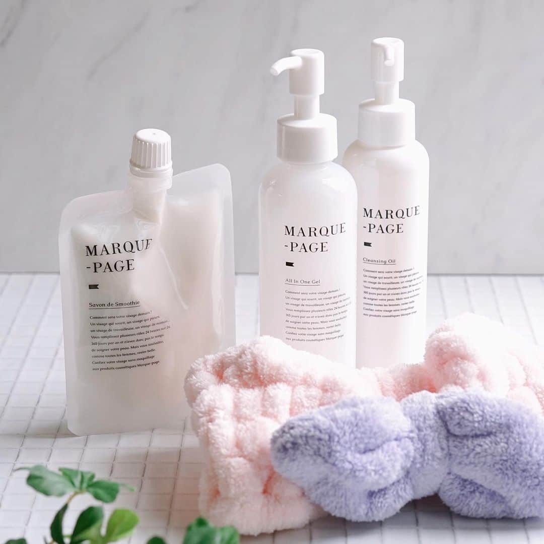 のインスタグラム：「🌱2019.6.3.（日） ✽.｡.:*・ﾟ #簡単スキンケア ・ @marquepage_official の#スキンケア ・ #マルクパージュ の3ステップスキンケアを 少し紹介しちゃいま〜す ・ ▪︎#クレンジングオイル メイクや毛穴汚れがしっかり落とす 濡れた手でも使えからお風呂でクレンジングできちゃう 私はお風呂でクレンジング派です ・ ▪︎#サボンドスムージー きめ細かなしっかりした泡で洗顔 弾力もあって洗い上がりはしっとり つっぱらないのが嬉しい ・ ▪︎#オールインワンゲル オールインワンゲルって使ったことなかったけど使ってみてビックリ！ つけた後のベタつきもないし物足りなさも感じない しっかり水分も保湿もしてくれてる ・ 毎日クレンジングから仕上げまで 3ステップで終わり！ こんな簡単でいいの？って思うほど お値段も手頃だし 定期購入もできちゃう ↑これは便利よね〜 ・ 50代おばちゃんが1週間使ってみて 良かったのです紹介してみました... ・ マルクパージュについて詳しくは ▶︎ @marquepage_official チェック @living_with_marquepage ・ ▫️--------------------end--------------------▫️ #マルクパージュのある暮らし #スキンケア化粧品 #3ステップスキンケア #毎日の暮らし #忙しい毎日に #コスメ  #基礎化粧品 #透明肌 #Skincare #cosmetics ・」