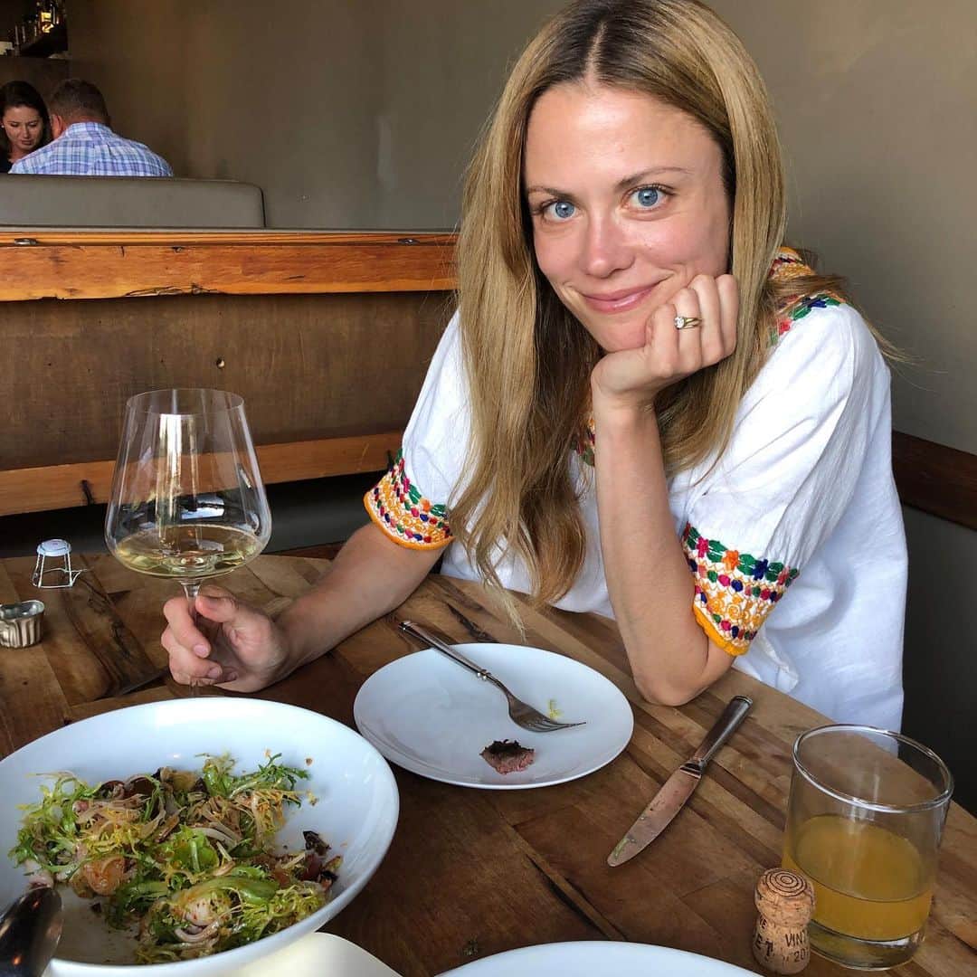 クレア・コフィーのインスタグラム：「Re-living those glory days at #Davenport in PDX...! #wino @kurtheilemann」