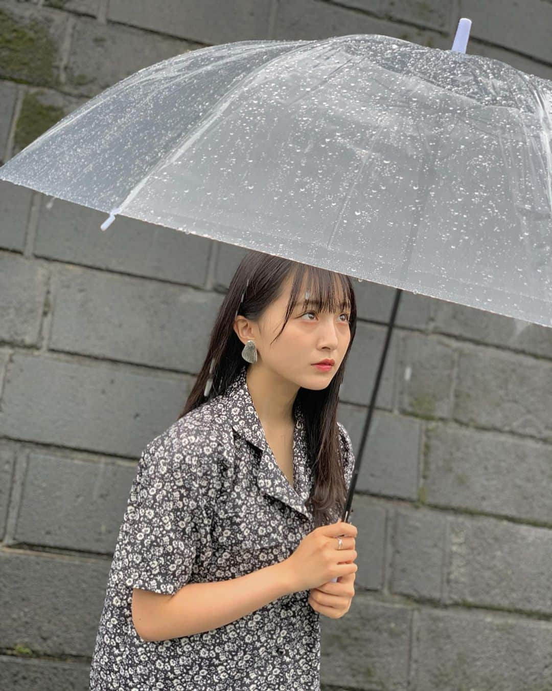 山本彩加さんのインスタグラム写真 - (山本彩加Instagram)「梅雨。。。 ・ ・ 早く夏になってほしい(><) ・ (自然災害には気をつけてください⚠️) ・ ・ ・ このトップスは @holidayandholiday_official  実はセットアップなんです！ めっちゃ可愛くてお気に入り✨ ・ #梅雨 #私服 #やんコーデ #holiday #セットアップ #花柄シャツ」6月30日 12時01分 - ayaka48_yanyan