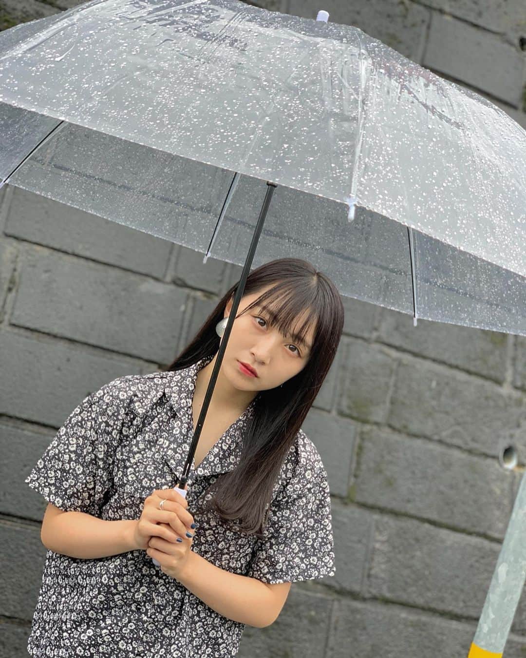 のインスタグラム：「梅雨。。。 ・ ・ 早く夏になってほしい(><) ・ (自然災害には気をつけてください⚠️) ・ ・ ・ このトップスは @holidayandholiday_official  実はセットアップなんです！ めっちゃ可愛くてお気に入り✨ ・ #梅雨 #私服 #やんコーデ #holiday #セットアップ #花柄シャツ」