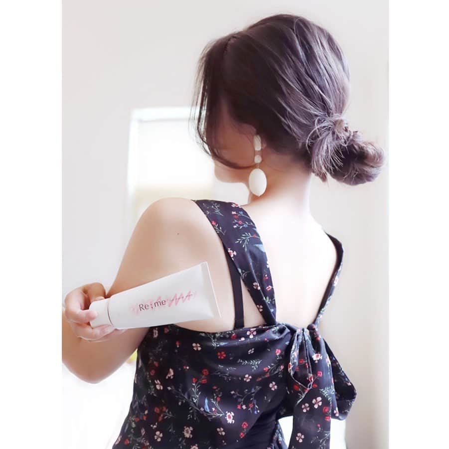 リナのインスタグラム：「今日も暑いね〜🌞 . 最近のお気に入り#wardrobe は、  #バックコンシャス なワンピース👗 . 髪をくるっと丸めて、  うなじ・背中に視線を集中させちゃう♡ . でもでも、気になるのが、  しっかりケアしたつもりでも意外と生えてる 背中や上腕のムダ毛…🙈 . 見つけちゃった時は、メイク中などに  #除毛クリーム でケアしてるよ🌟 . Re;me-リミーの除毛クリームは、  刺激も少なくて香りもローズだから、  お出掛け前でも手軽にケアできちゃう♬ . とっても便利だから、一個は持っておくのがオススメだよ😙 ........................................................... #Reme#リミー #医薬部外品 #肌見せ #ムダ毛処理 #除毛クリーム #除毛 #ローズの香り #PR #バックコンシャス #ワンピース #まとめ髪 #アップヘア #バックリボンワンピース」