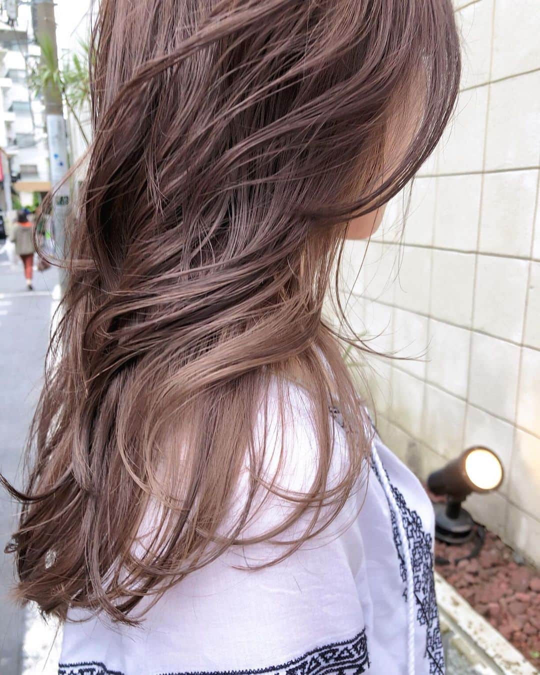 斉藤潤一のインスタグラム：「大人#インナーカラー  #ラベンダーアッシュ  明るいカラーが好きな方は是非 . 〒150-0041 東京都渋谷区神南 ご予約はこちらへ ☞☞ TEL ☏﻿ ﻿03-3462-2093 web  roco@1cs.jp 渋谷 美容室 #rocospearz . 〒150-0041 東京都渋谷区神南1-14-9 第7FMGビルB1F . . ご予約はこちらへ ☞☞ TEL ☏﻿ ﻿03-3462-2093 web  roco@1cs.jp . ★平日  open  11:30-22:30 ★土日祝  open  11:00-21:30  #渋谷#東京#oggiotto#新宿#新宿美容室#ヘアアレンジ #外国人風#ロングヘアアレンジ #hair#渋谷美容室 #サロンモデル #インナーカラー#オシャレ#メッシュ#バレイヤージュ #外国人風カラー#ロングヘア #ヘアアレンジ #ケアブリーチ  #ショートヘア #newcolor #ヘアスタイル #tokyo #shibuya #hair #ショート#モデル#斉藤潤一」